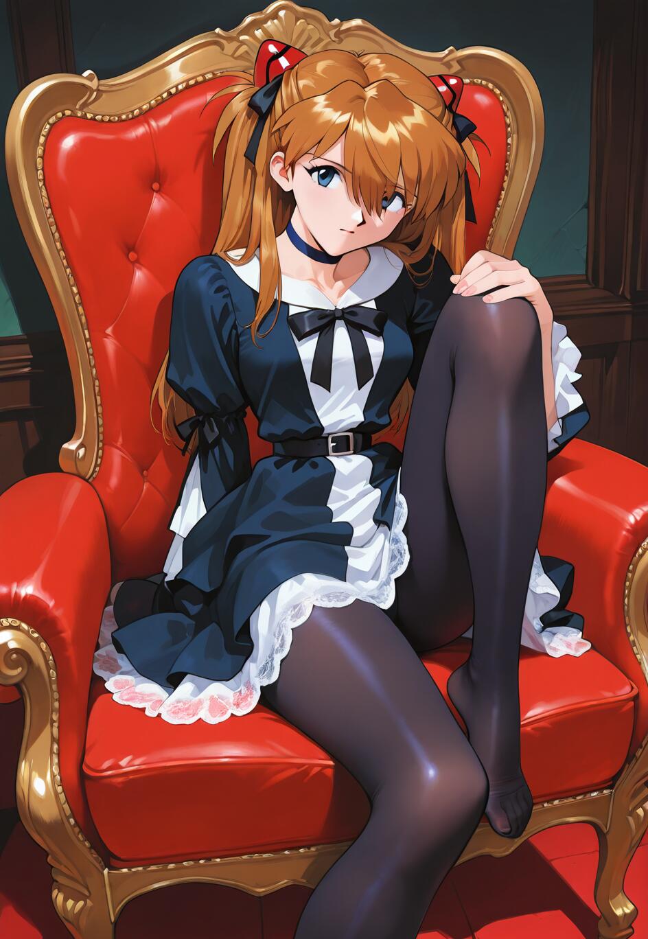 Asuka Langley Soryu, issue de l’œuvre Neon Genesis Evangelion, est représentée avec sa coiffure caractéristique, ses cheveux orange attachés en deux couettes, assise dans un fauteuil rouge et doré élégant. Elle porte une robe de style Gothic Lolita noire et blanche, associée à des bas noirs, et elle est pieds nus. Elle regarde directement l’objectif de la caméra.