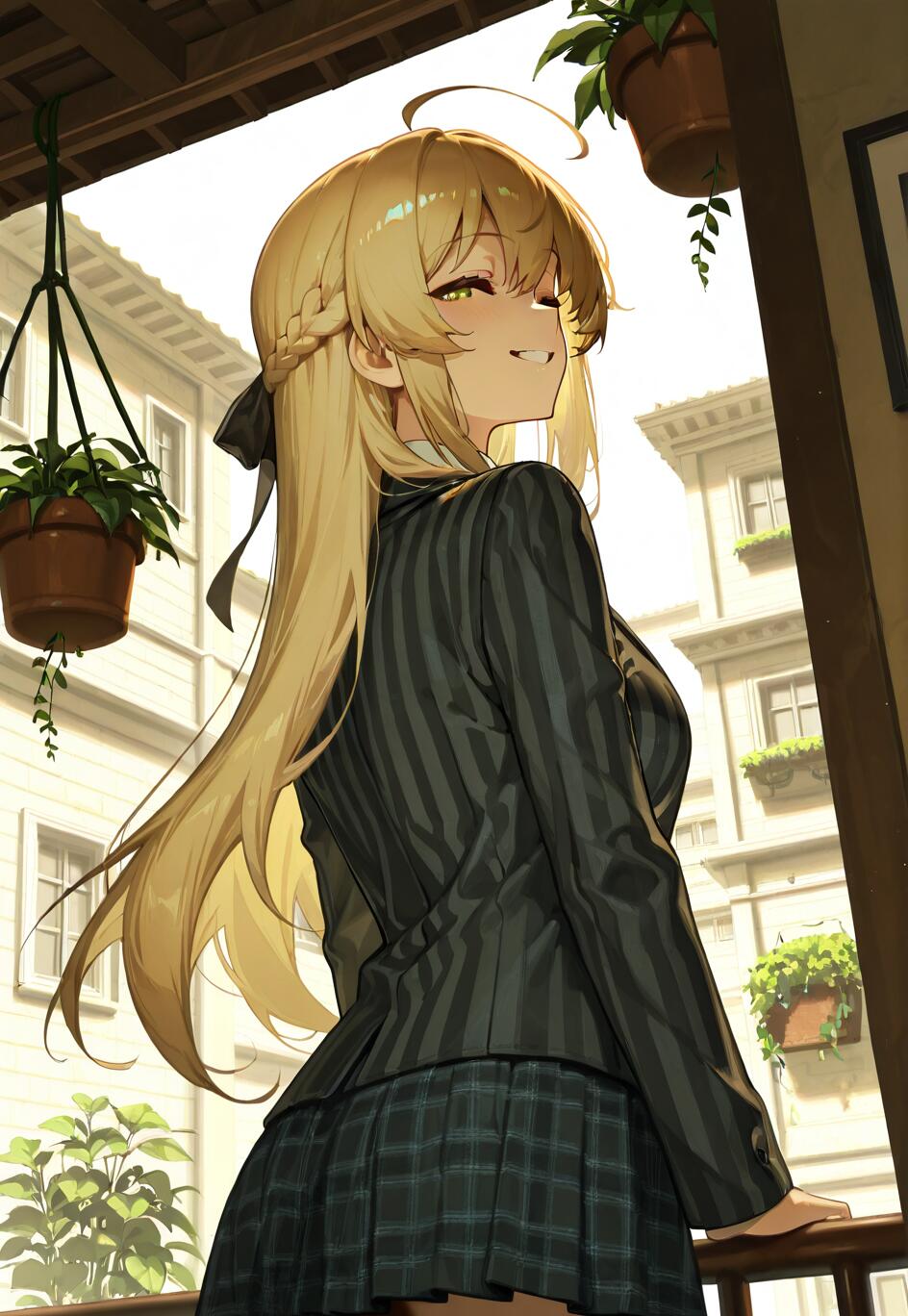 Une jeune fille issue d’un anime, Shokuhou Misaki, aux longs cheveux blonds et au ruban noir, sourit en se tournant sur un balcon ensoleillé. Elle porte une veste à rayures et une jupe à carreaux, et est entourée de plantes suspendues.