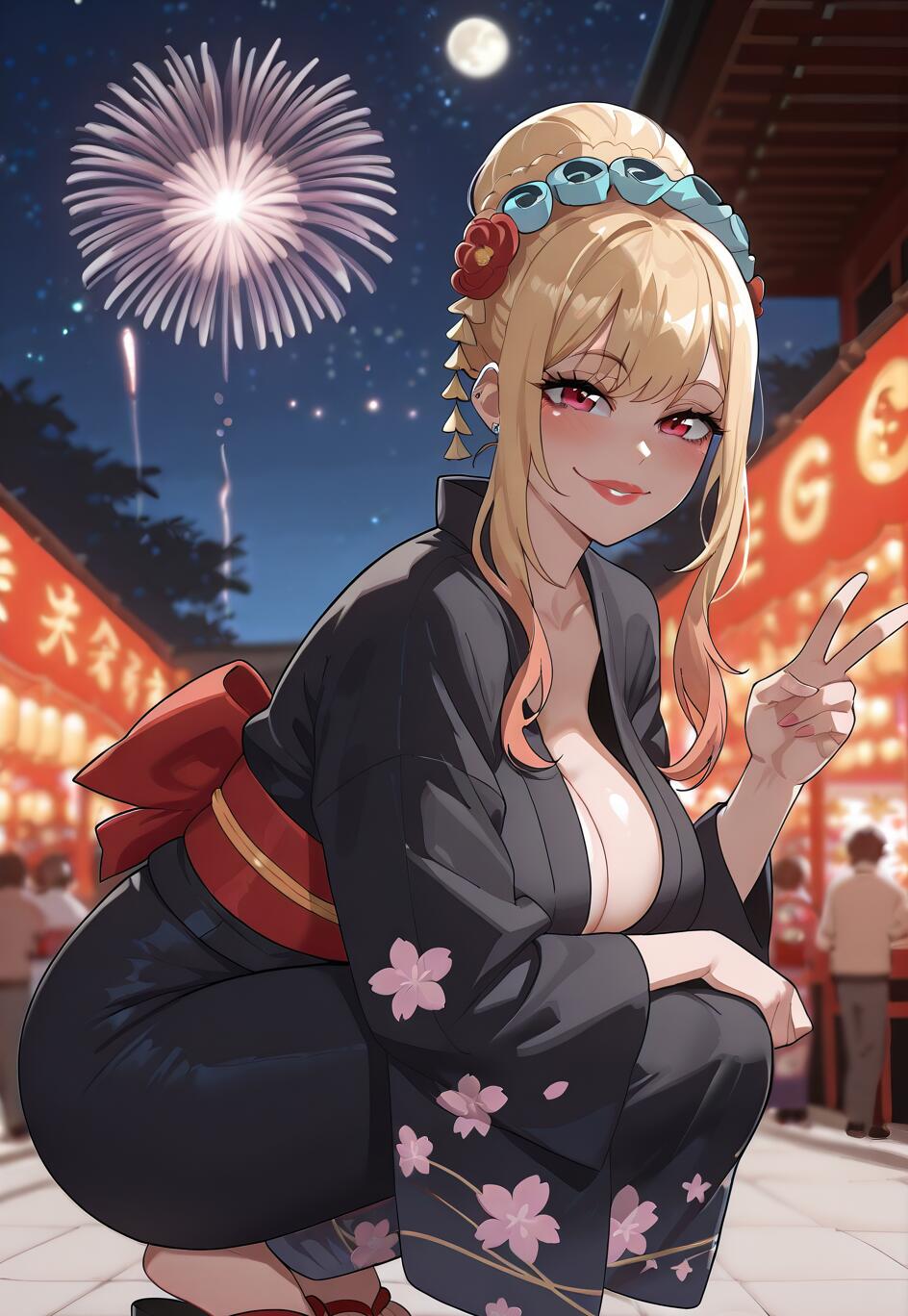 Marin Kitagawa, personnage de *My Dress-Up Darling*, est accroupie dans un yukata noir orné de fleurs roses lors d’un festival nocturne. Elle sourit et fait le signe de la paix tandis qu’un feu d’artifice éclate dans le ciel.