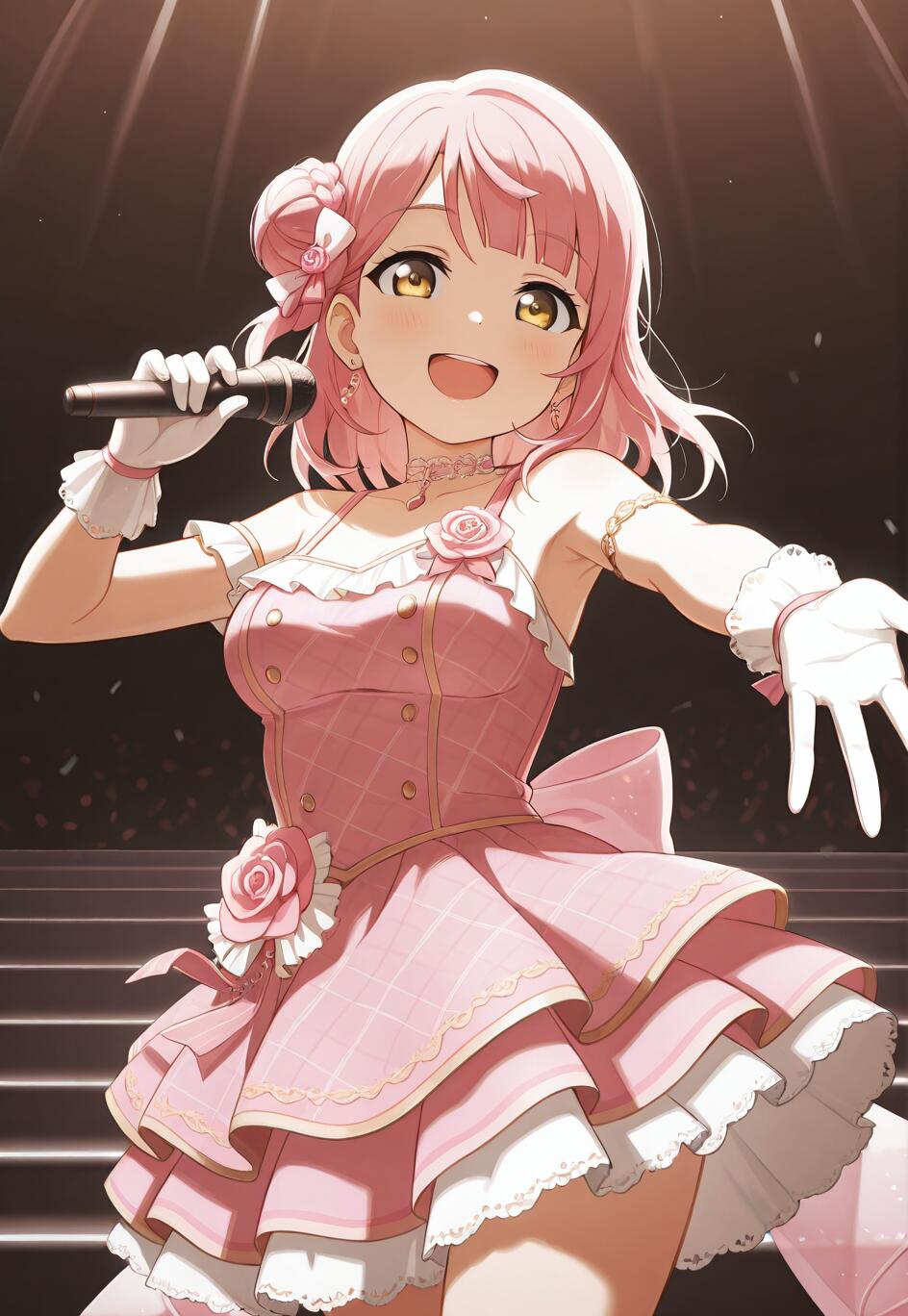 Ayumu Uehara, de Love Live! Nijigasaki High School Idol Club, sourit largement en chantant dans un micro sur scène, vêtue d’un costume d’idole élaboré, aux couleurs rose et blanc, et orné de motifs floraux.