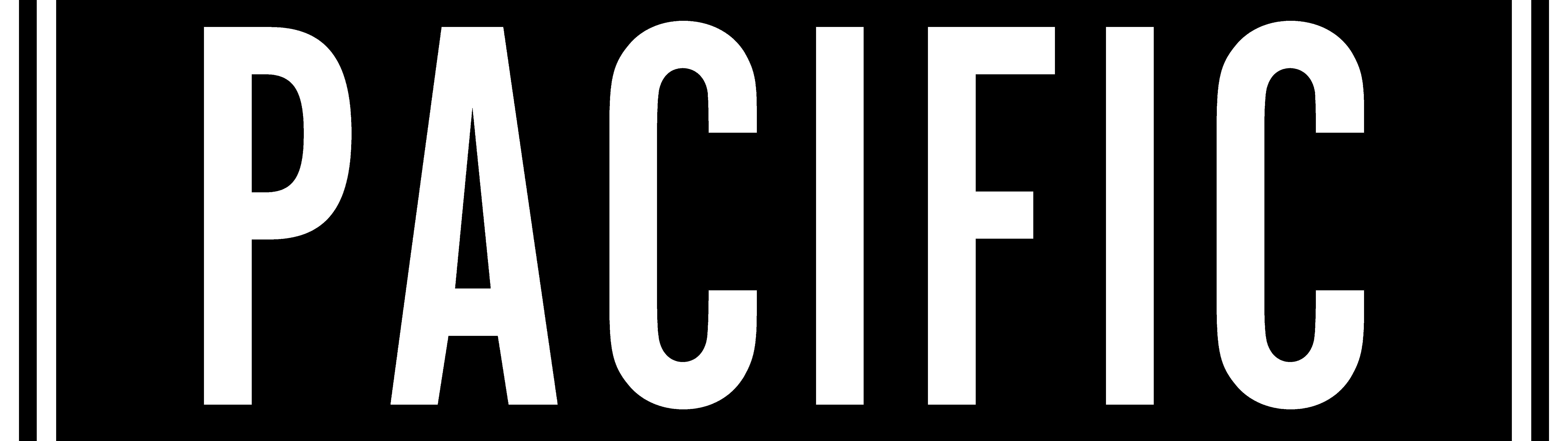 Une voiture traversant un paysage forestier brumeux et mystérieux, inspiré du jeu Pacific Drive.