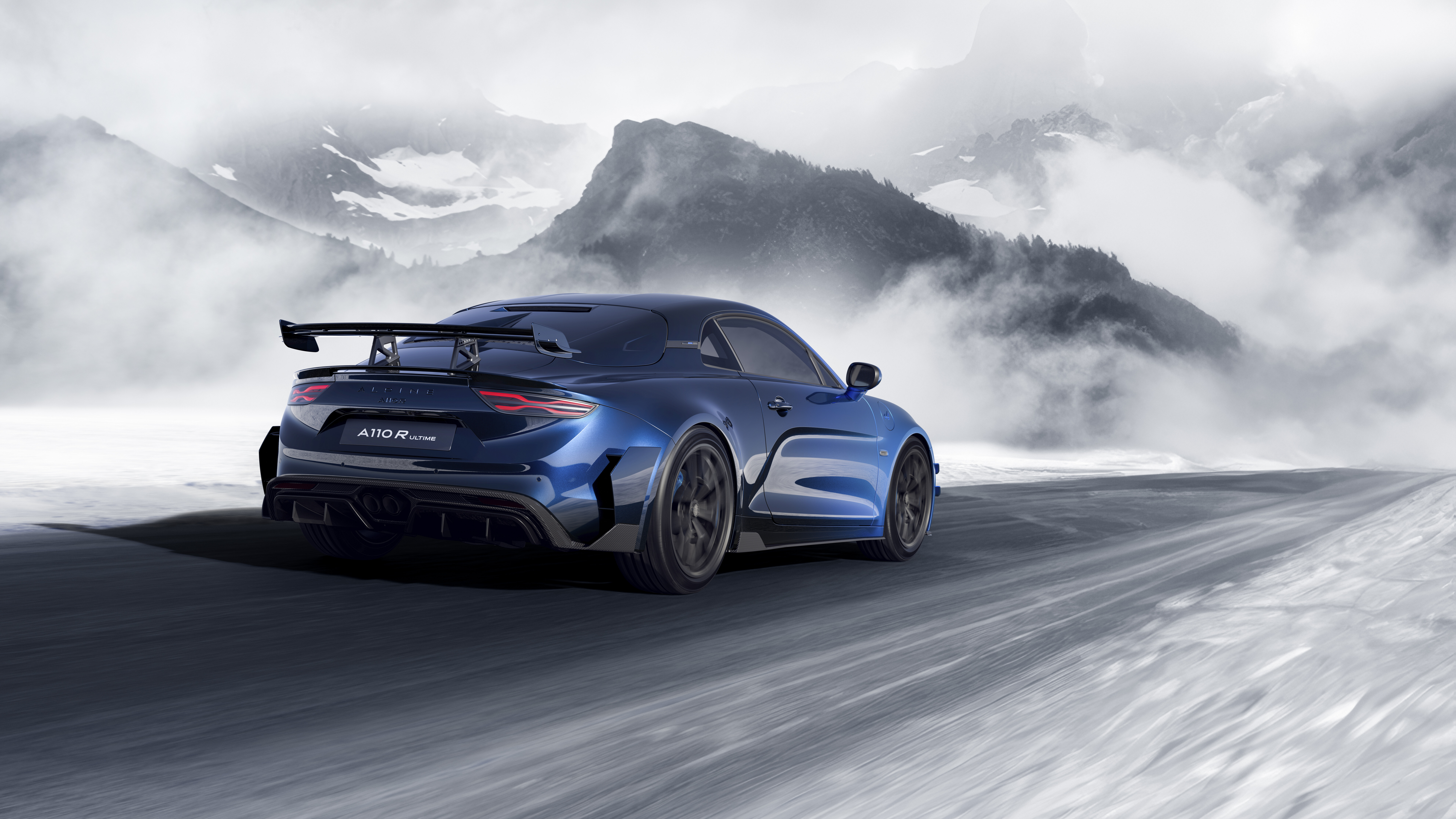 Une vue détaillée de la voiture de sport Alpine A110 R Ultime, mettant en valeur son design aérodynamique et ses finitions de haute qualité.