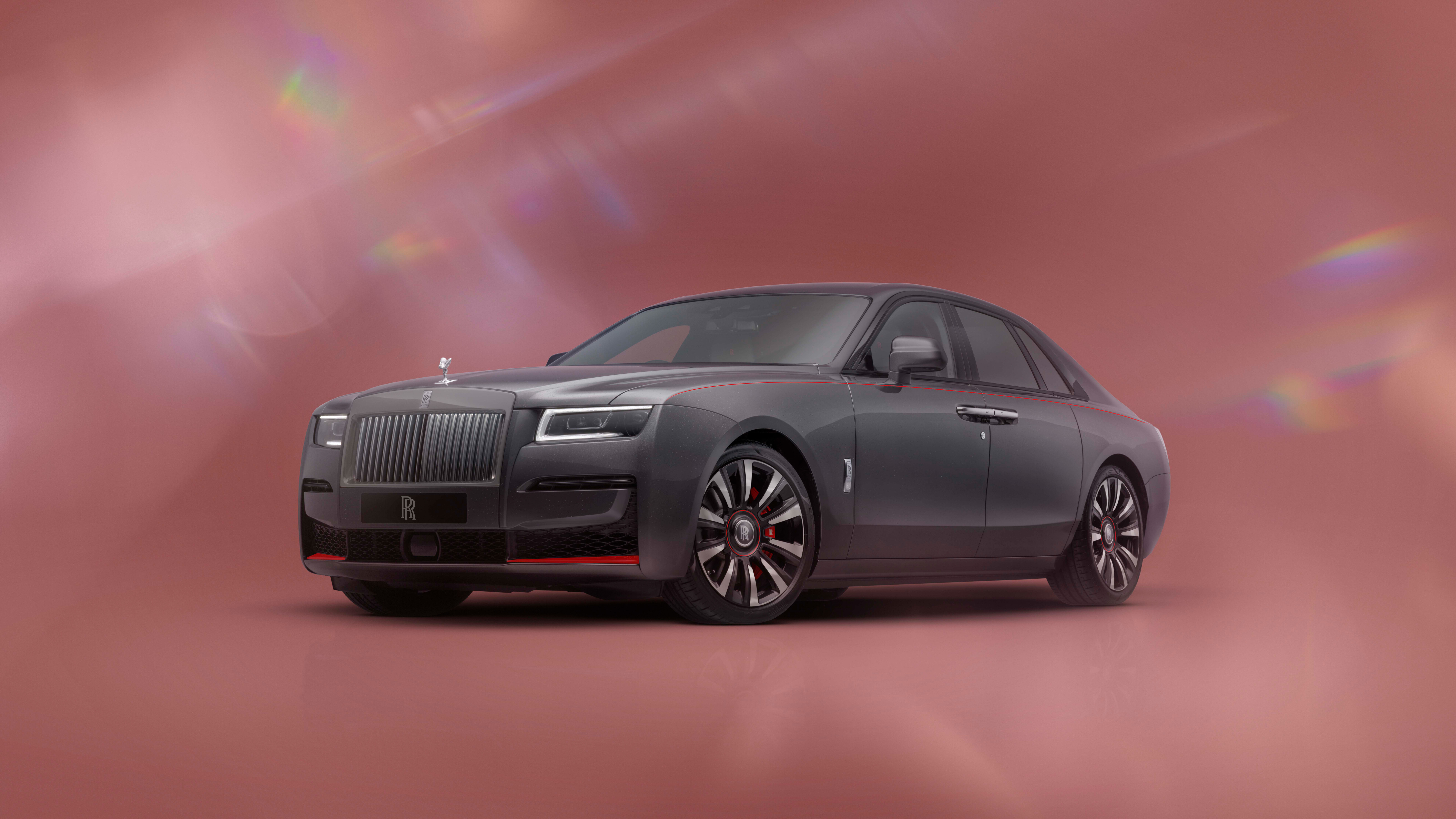 Une Rolls-Royce Ghost luxueuse et élégante, qui met en valeur un design automobile de qualité supérieure.