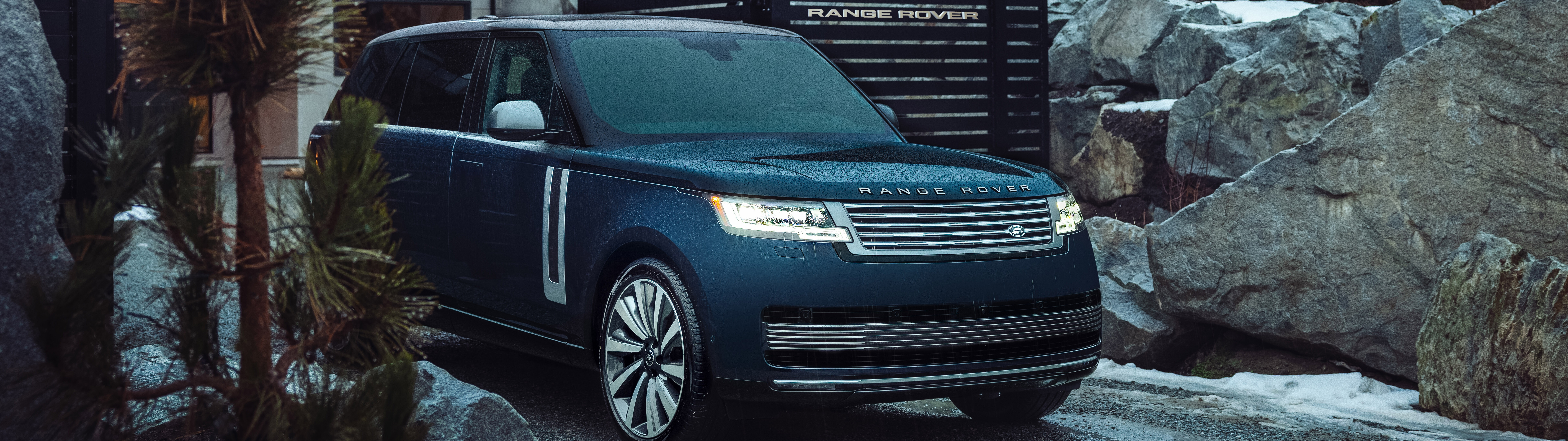 Un Range Rover SV élégant et luxueux, doté d’une finition métallique haut de gamme et d’un design moderne.