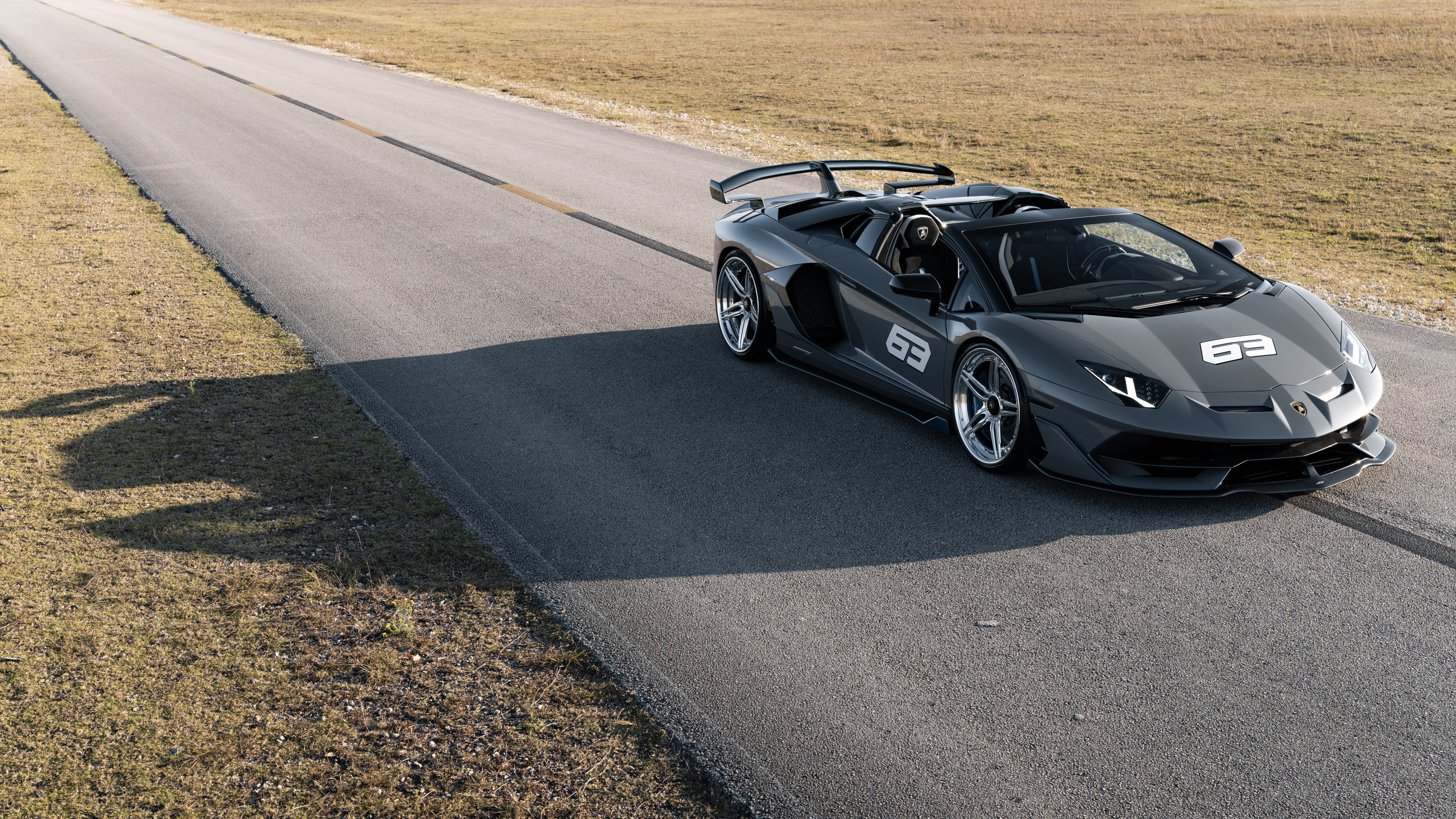 Une image haute résolution d’une Lamborghini Huracan, une voiture de sport de luxe, mettant en valeur son design aérodynamique et sa carrosserie élégante.