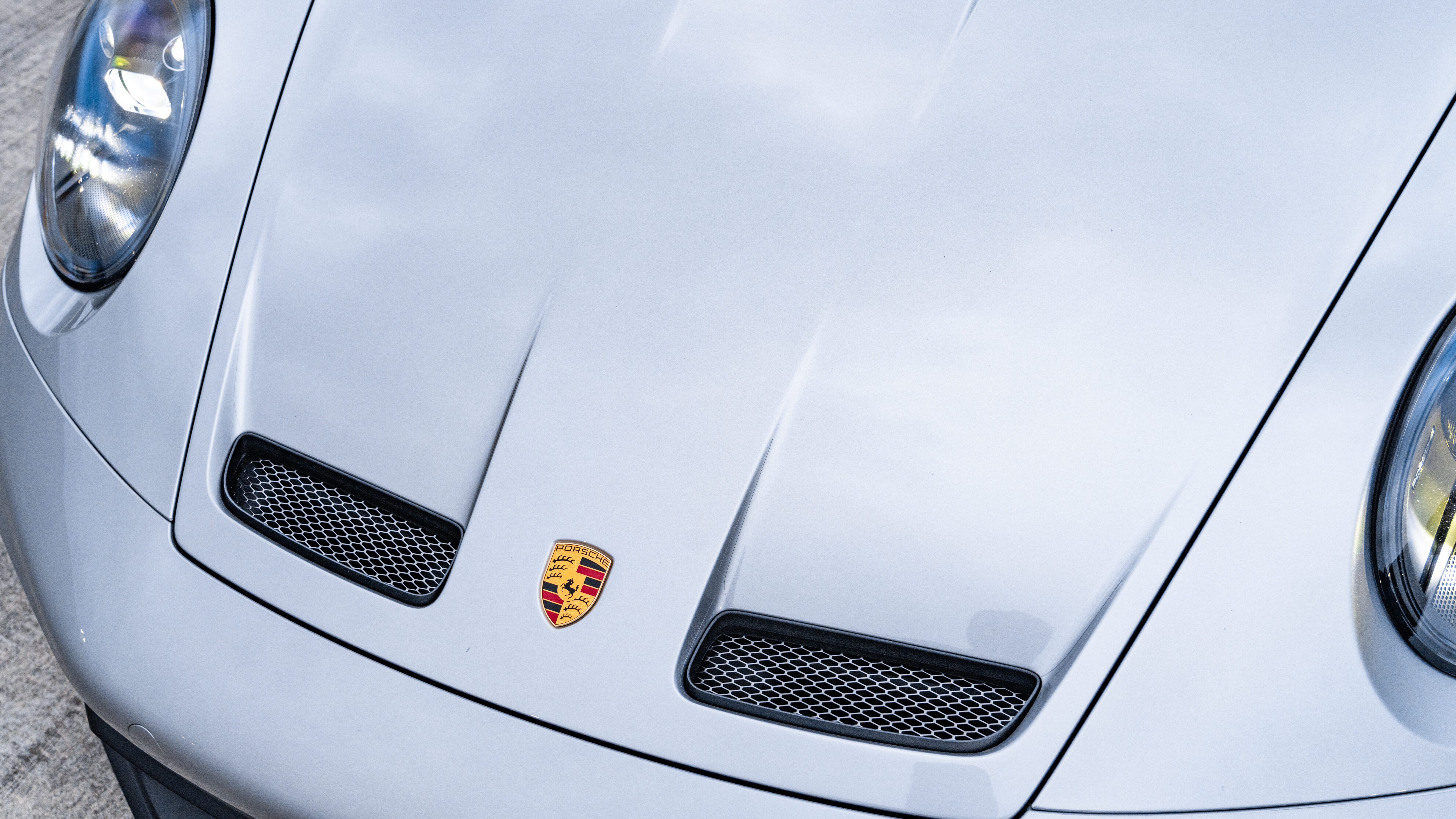 Une Porsche GT3 RS, voiture de sport haute performance, qui met en valeur son design aérodynamique élégant.