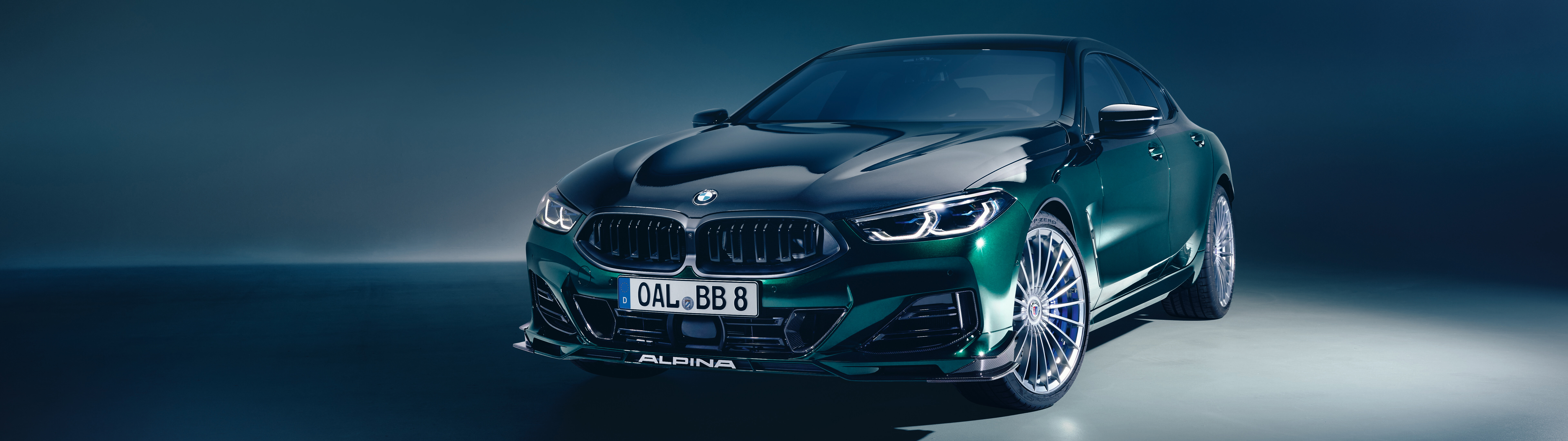 Une élégante et puissante BMW Alpina B8, voiture de sport de luxe, présentée dans un cadre automobile professionnel.