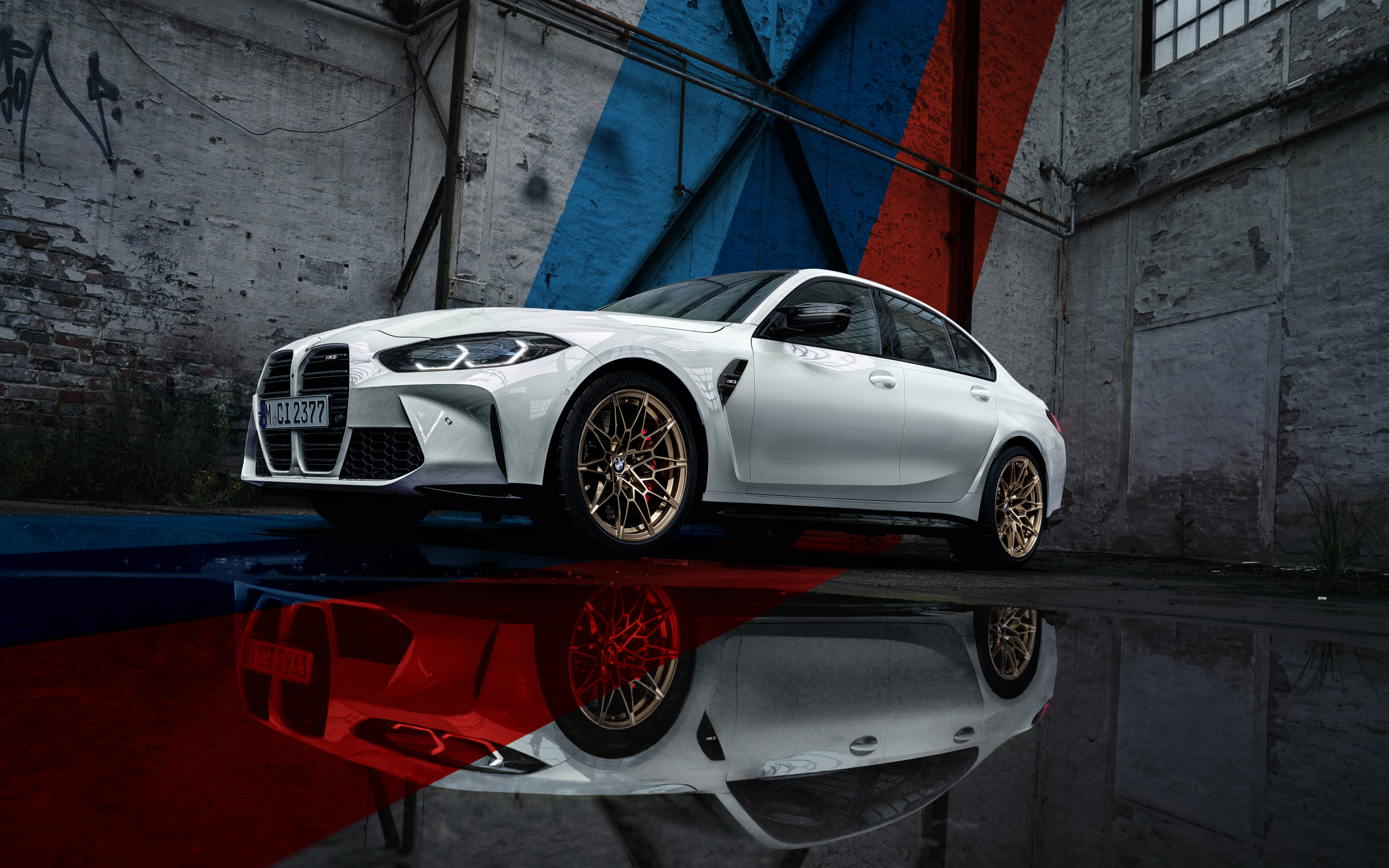 Une BMW M3, voiture de sport de luxe, à la fois élégante et performante.