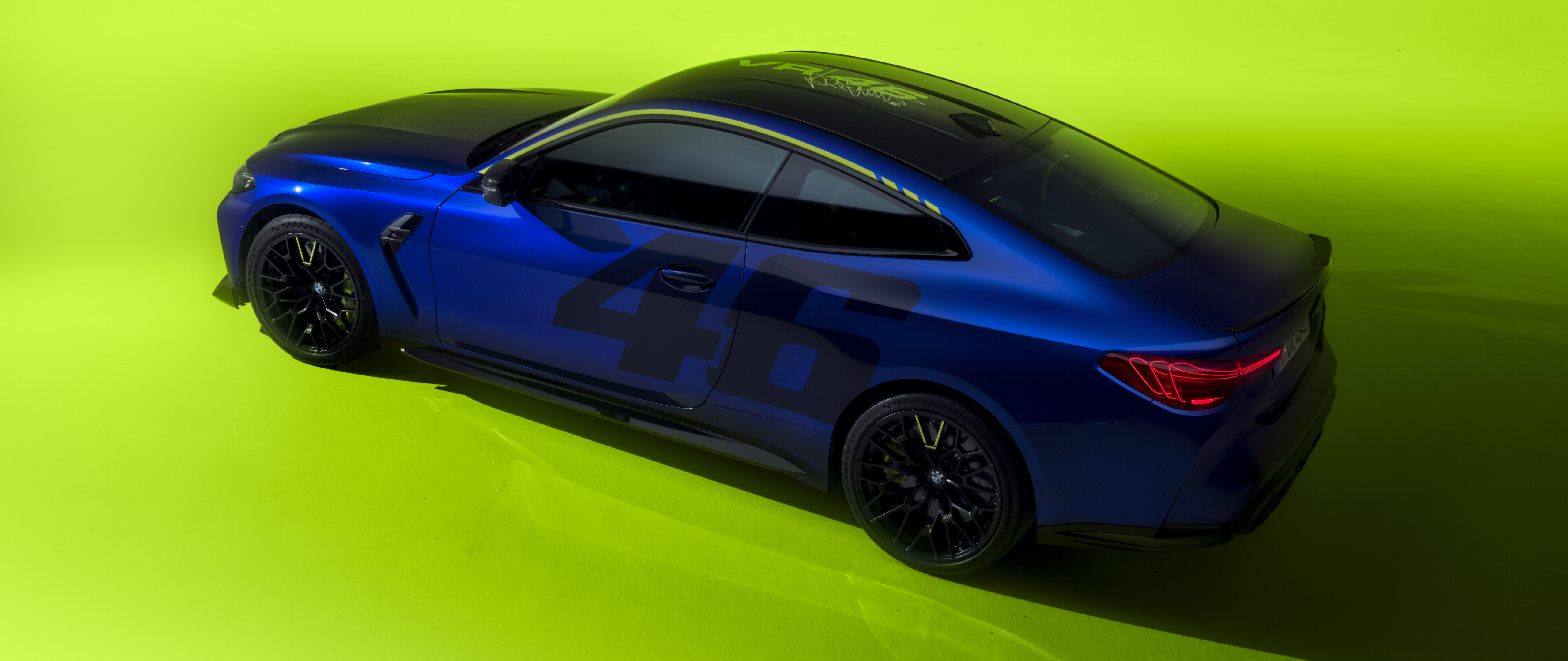 Une élégante BMW M4 CS Edition arborant les couleurs jaune et noir du design VR46 Valentino Rossi, ainsi que les autocollants associés.