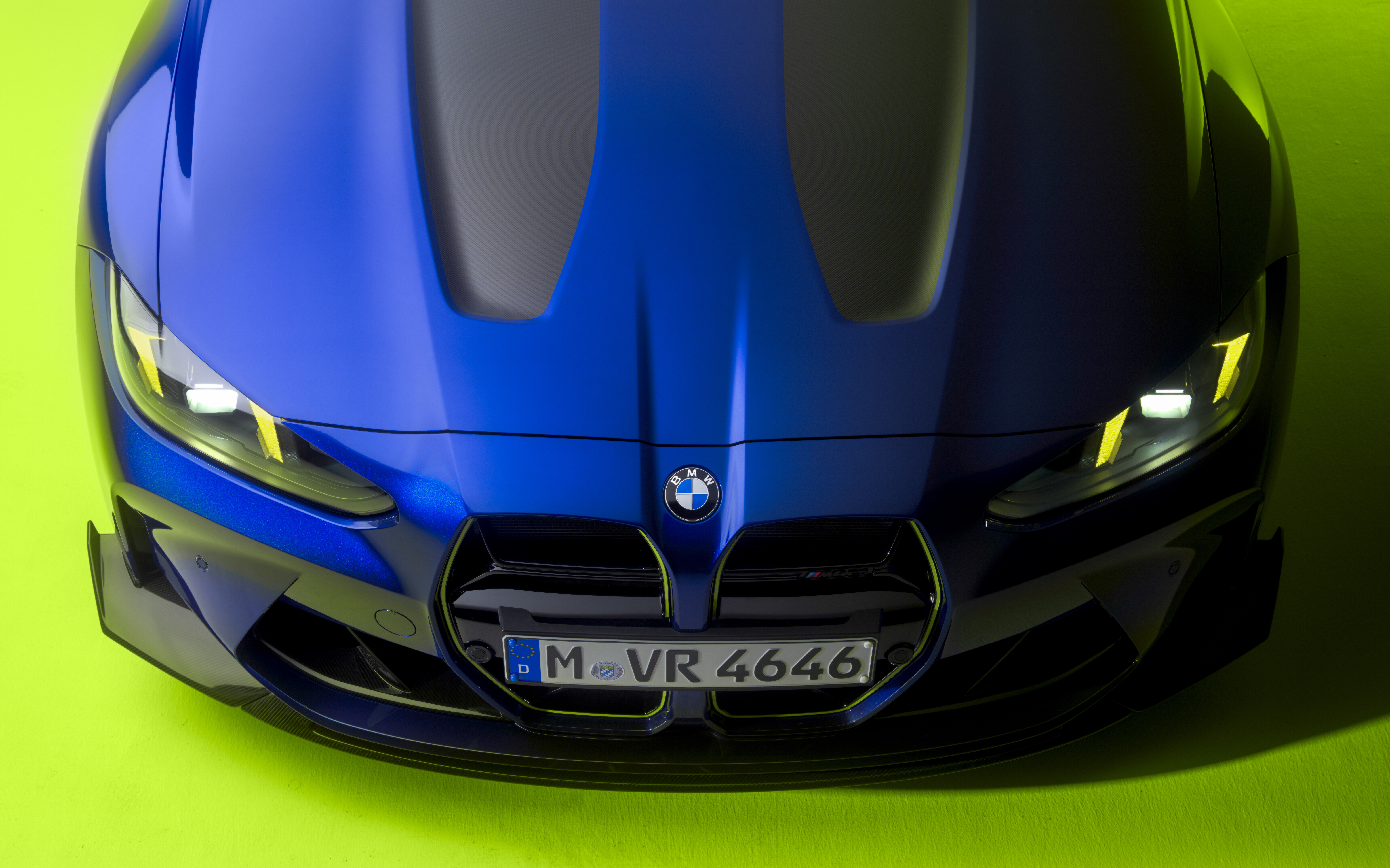 La BMW M4 CS Edition arbore le célèbre décor jaune et bleu VR46, en hommage à la légende du MotoGP, Valentino Rossi.