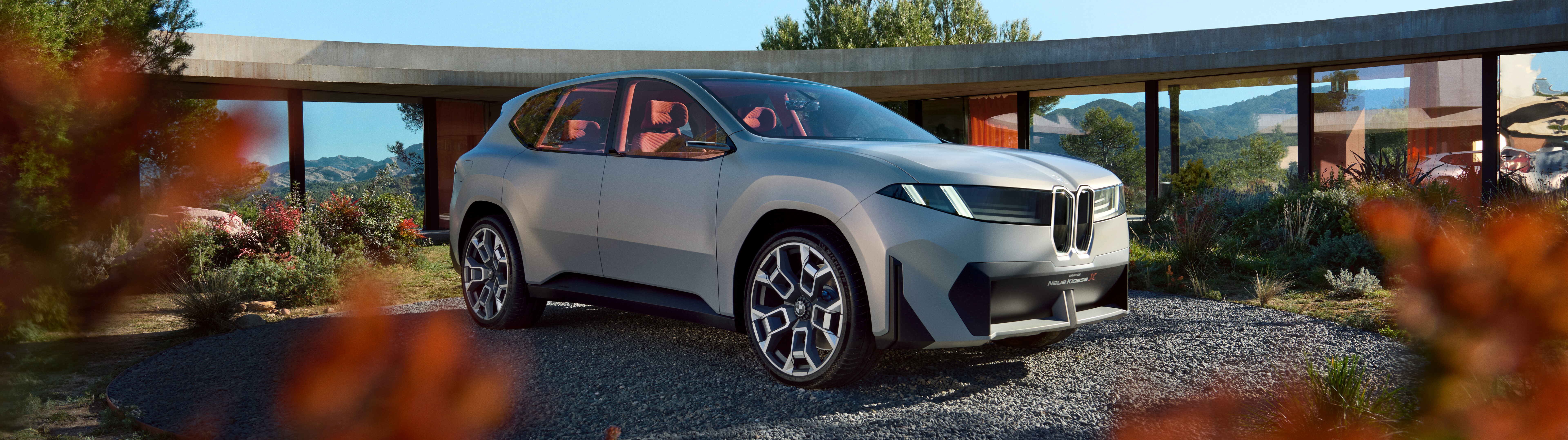 Un concept-car électrique futuriste de la série Neue Klasse X de BMW, doté d’un design moderne et aérodynamique.