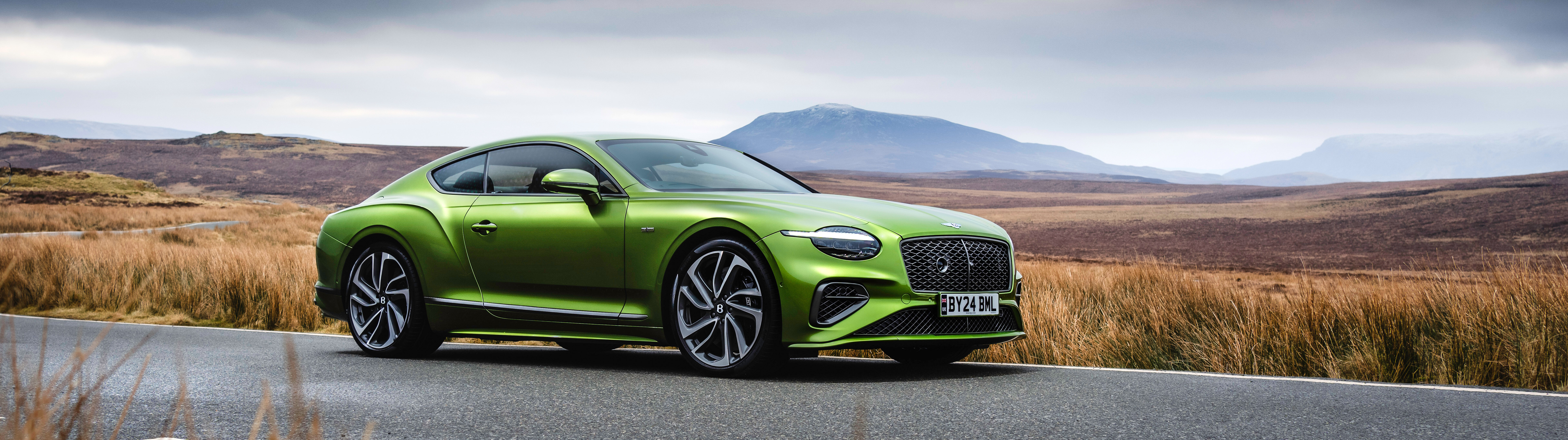 Une luxueuse Bentley Continental GT Speed verte, garée dans un cadre professionnel, mettant en valeur son design élégant et sa finition métallique.