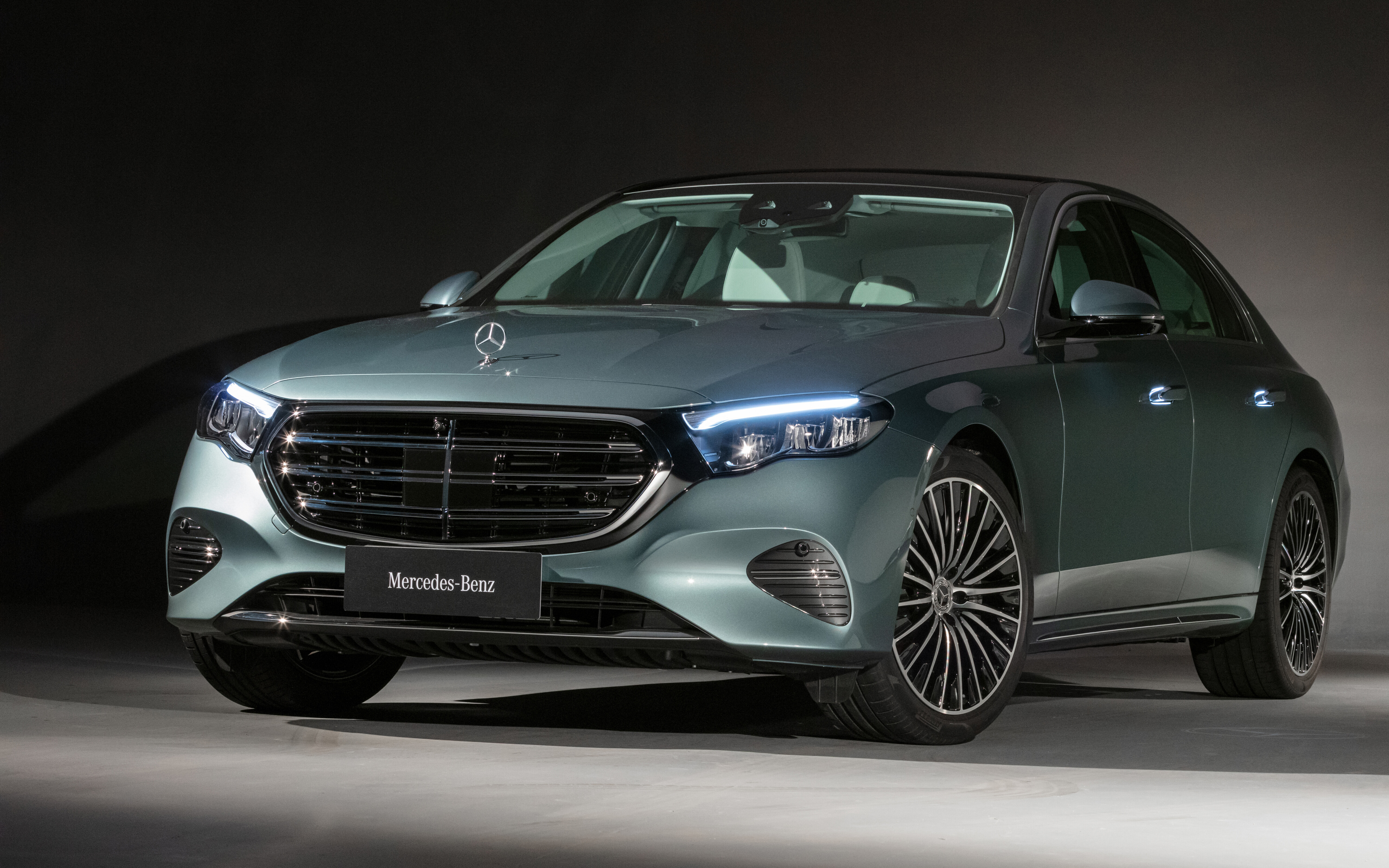 Une vue en haute résolution d’une luxueuse berline Mercedes-Benz Classe E.