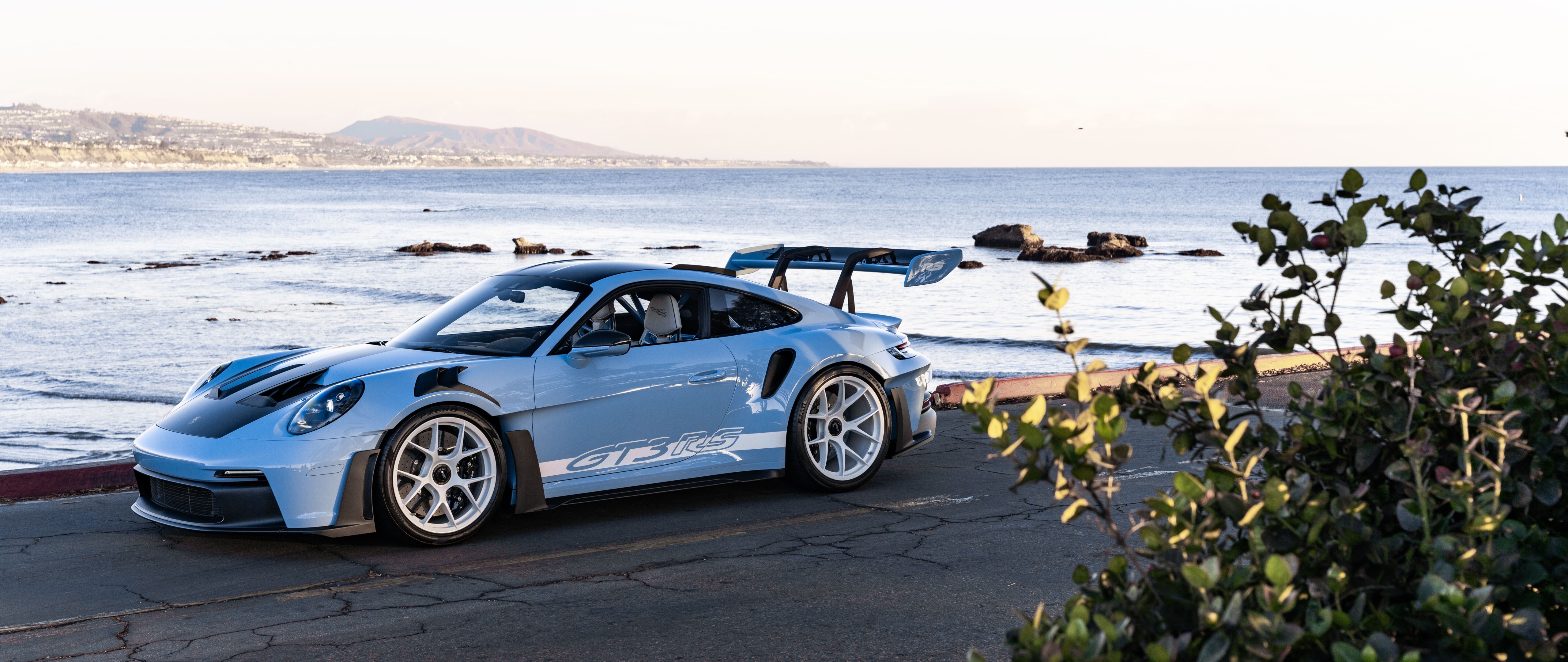 Une voiture de sport Porsche performante, dotée d’un design élégant et aérodynamique.