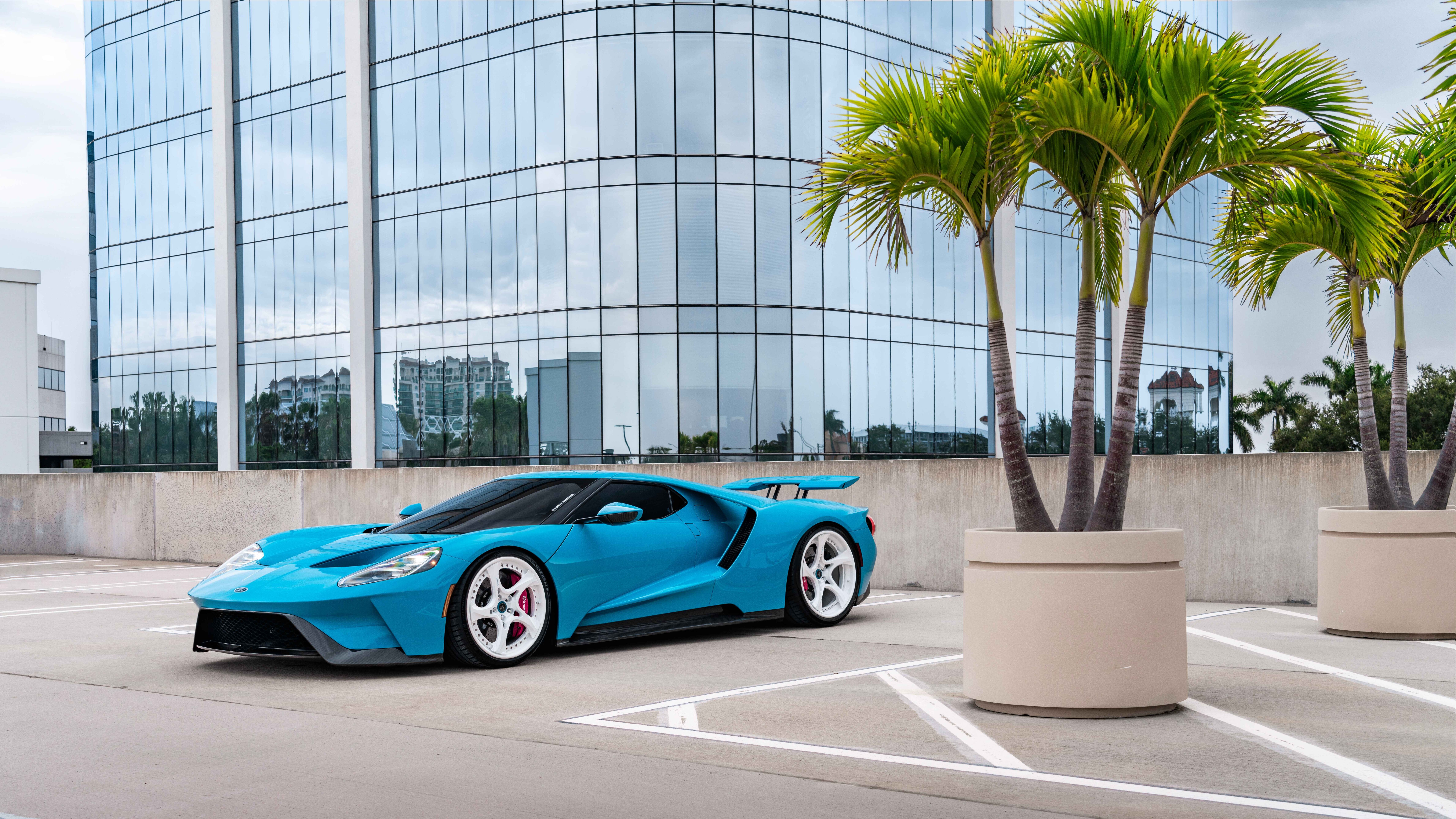 Une Ford GT, supercar élégante et performante, dotée de son design aérodynamique caractéristique et d’une conception axée sur la haute performance.