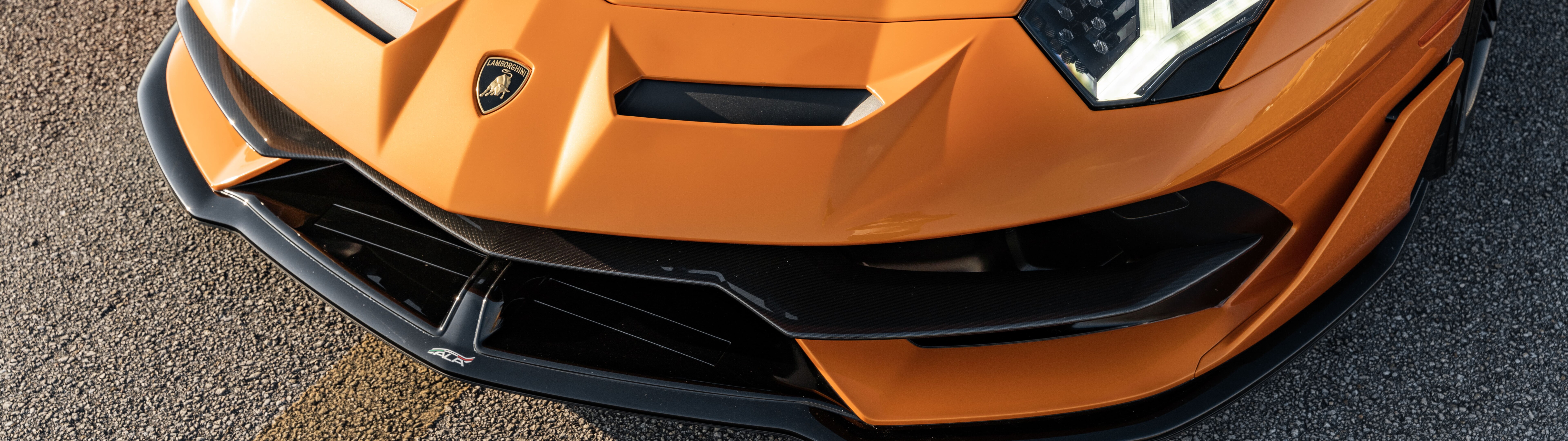 Une Lamborghini Aventador SVJ, une supercar élégante et puissante, dotée d’une carrosserie aérodynamique au design audacieux.