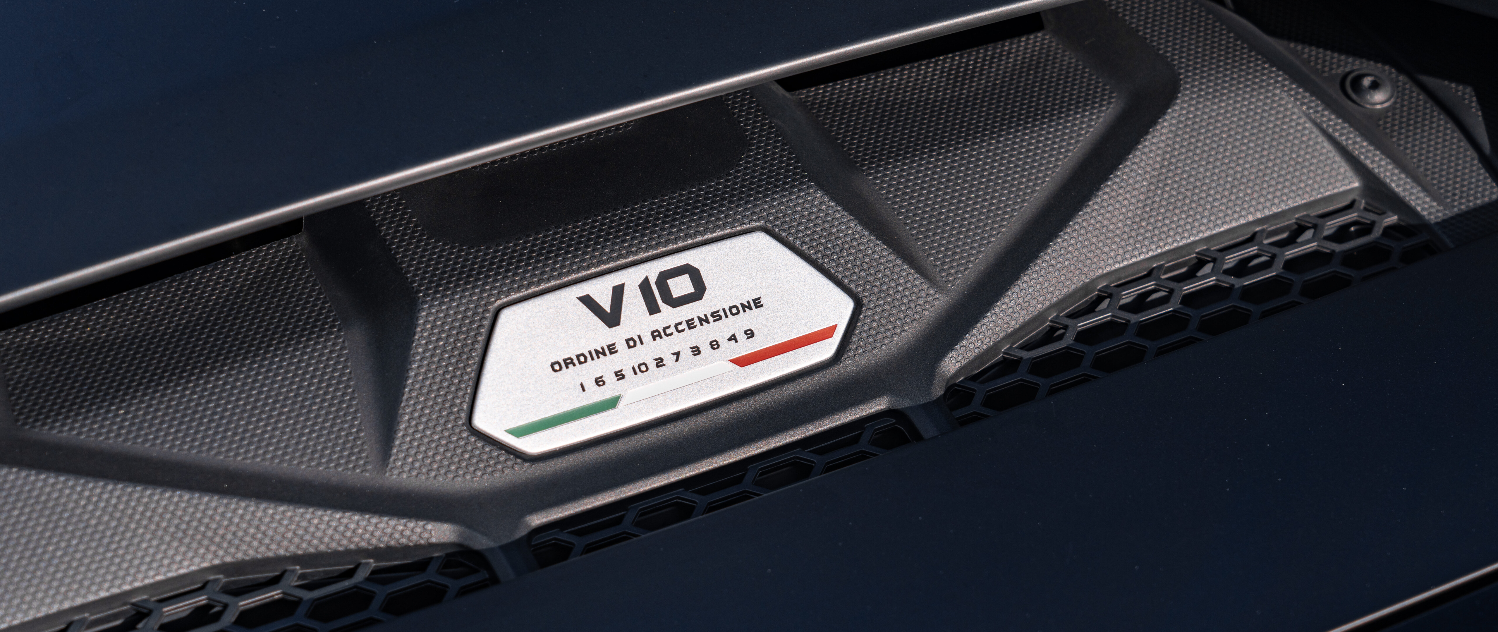 Une magnifique Lamborghini Huracán, une supercar au design épuré, photographiée avec une grande précision, mettant en valeur son aérodynamisme et son style audacieux.