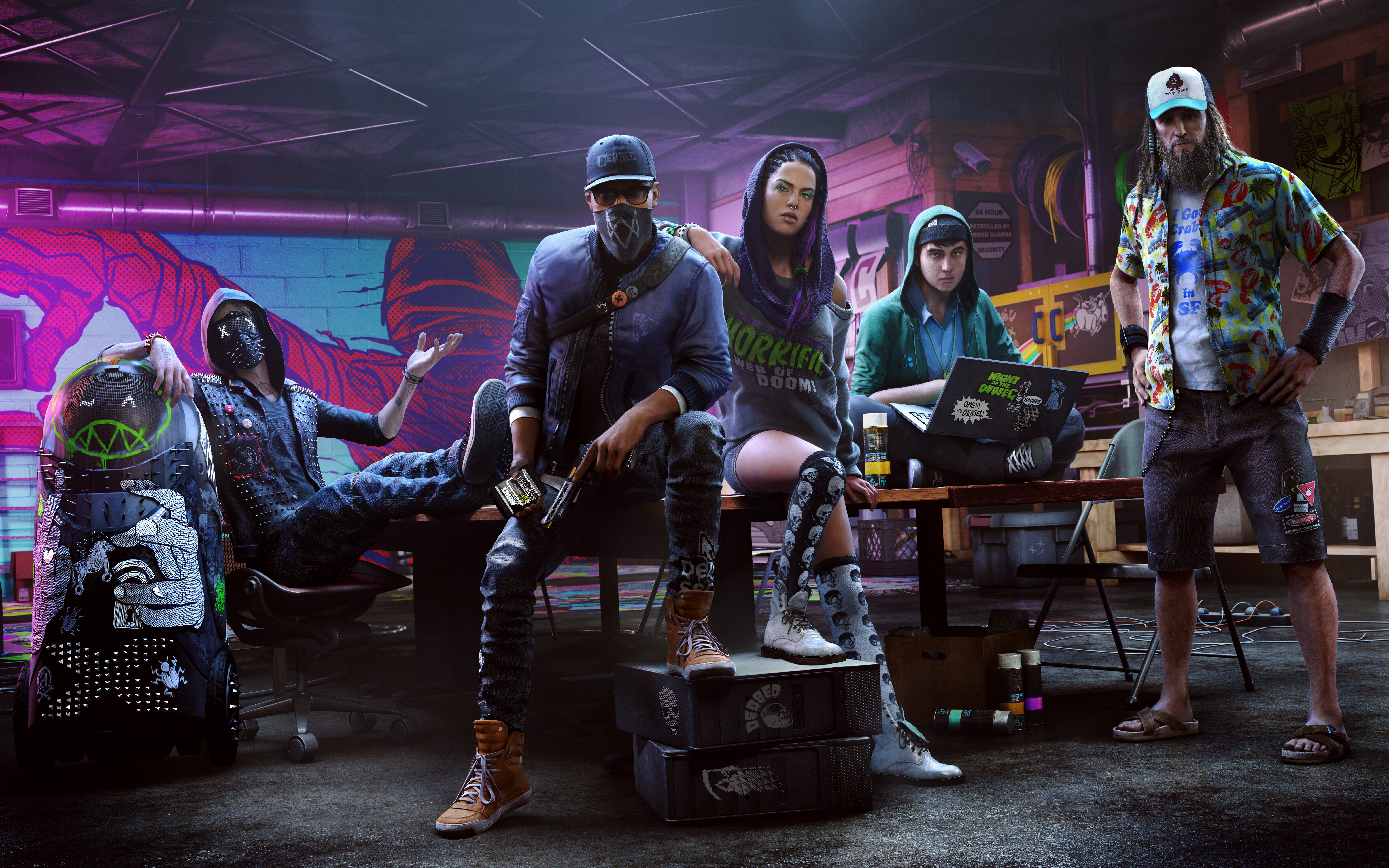 Marcus Holloway, personnage du jeu Watch Dogs 2, se tient dans un environnement urbain imprégné de technologie, avec des éléments de piratage numérique.