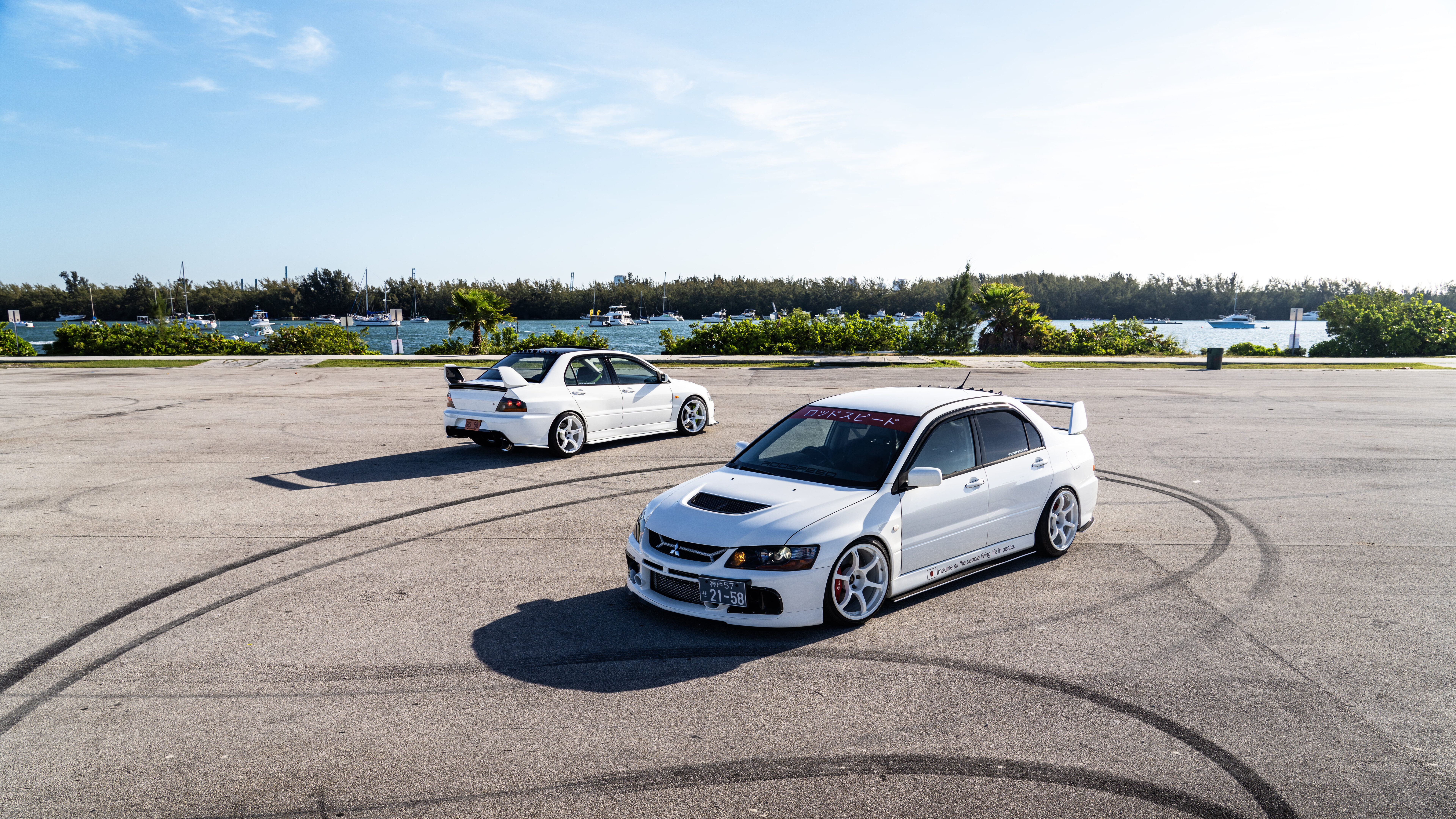 Une vue détaillée d’une Mitsubishi Lancer Evolution IX, une berline sportive, mettant en valeur son design aérodynamique.