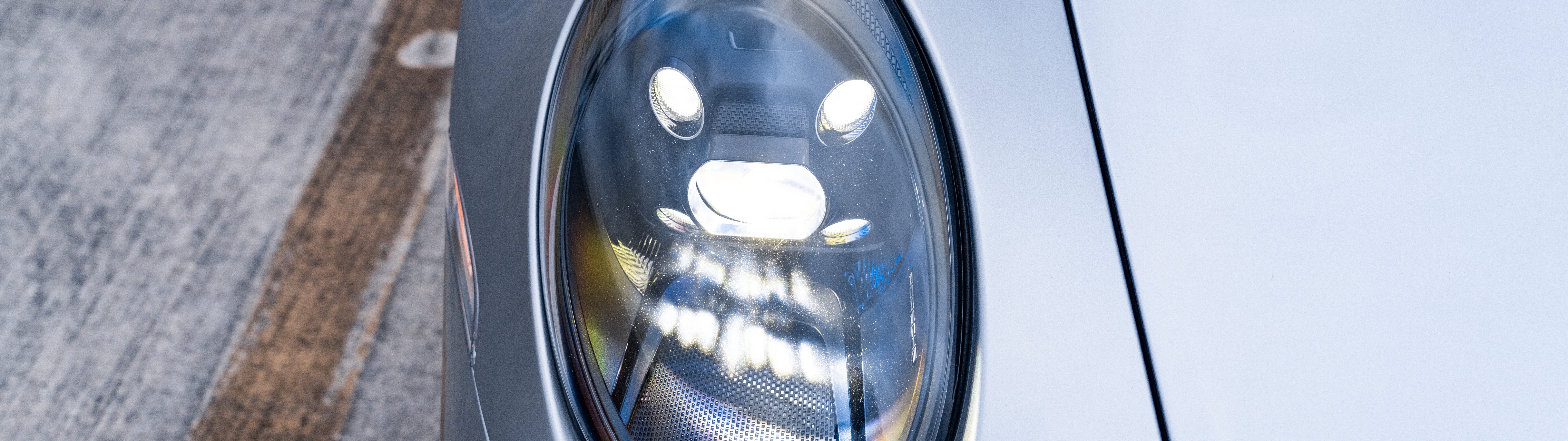 Une voiture de sport Porsche GT3 RS haute performance, dotée d’une carrosserie aérodynamique au design audacieux et d’un style inspiré des voitures de course.