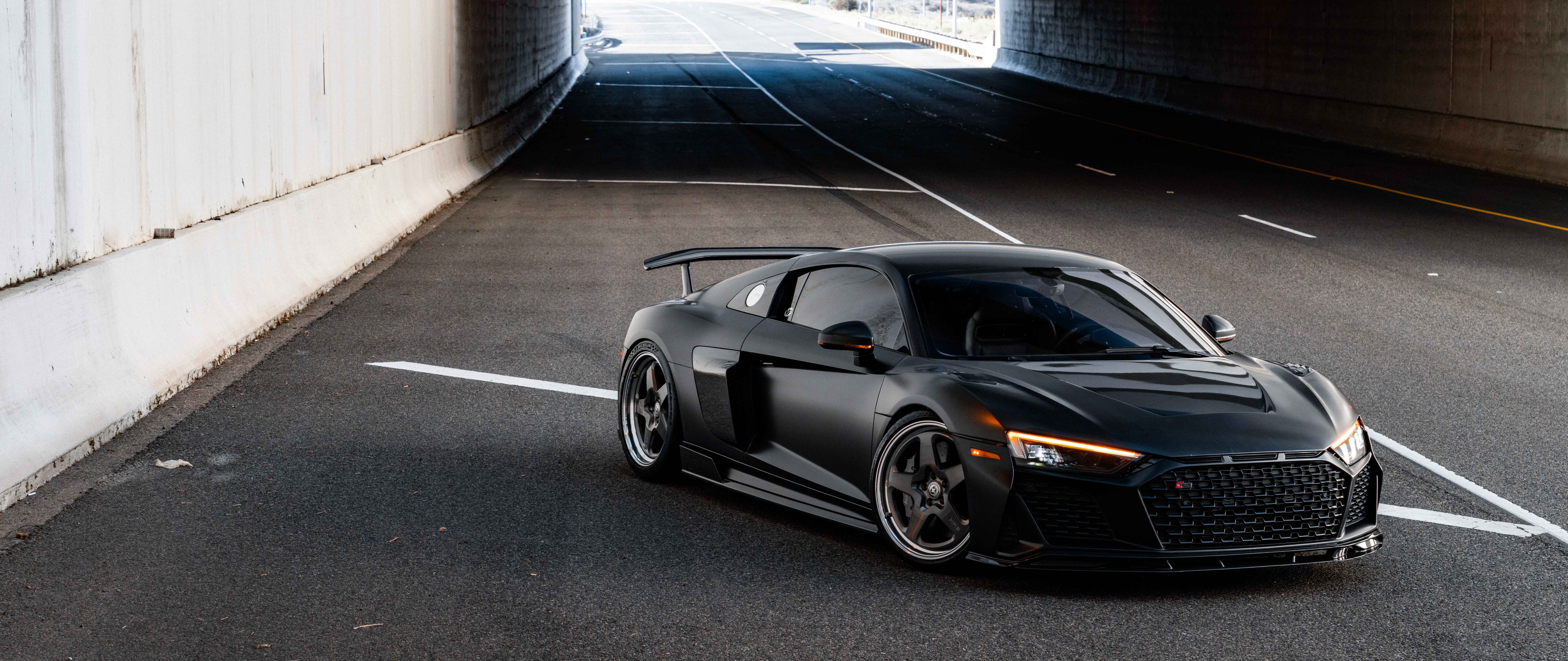 Une vue rapprochée d’une voiture de luxe Audi, au design élégant et moderne, avec une carrosserie brillante.