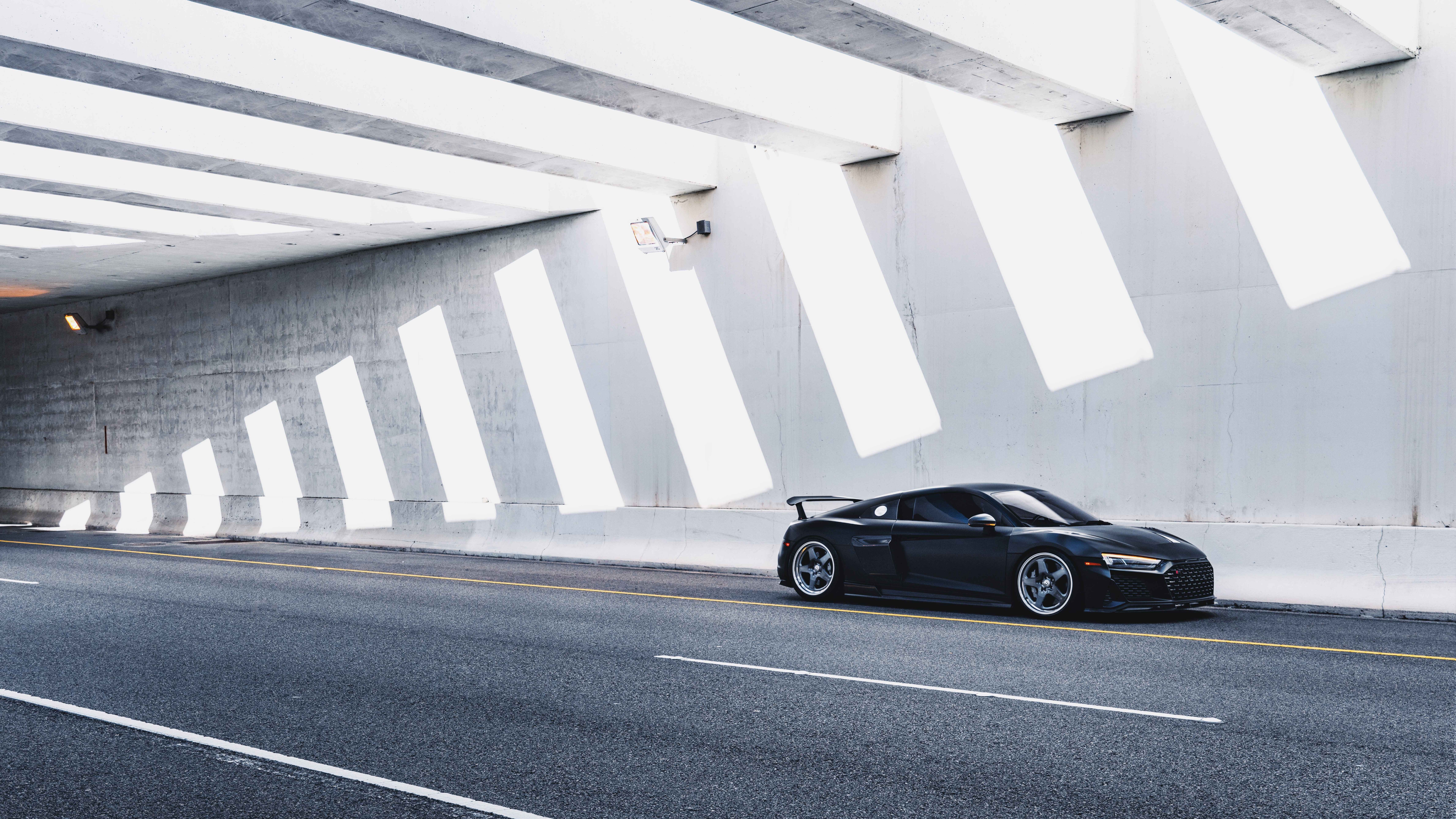 Une vue rapprochée d’une Audi, voiture de luxe au design moderne et élégant, mettant en valeur ses lignes raffinées et sa carrosserie impeccable.