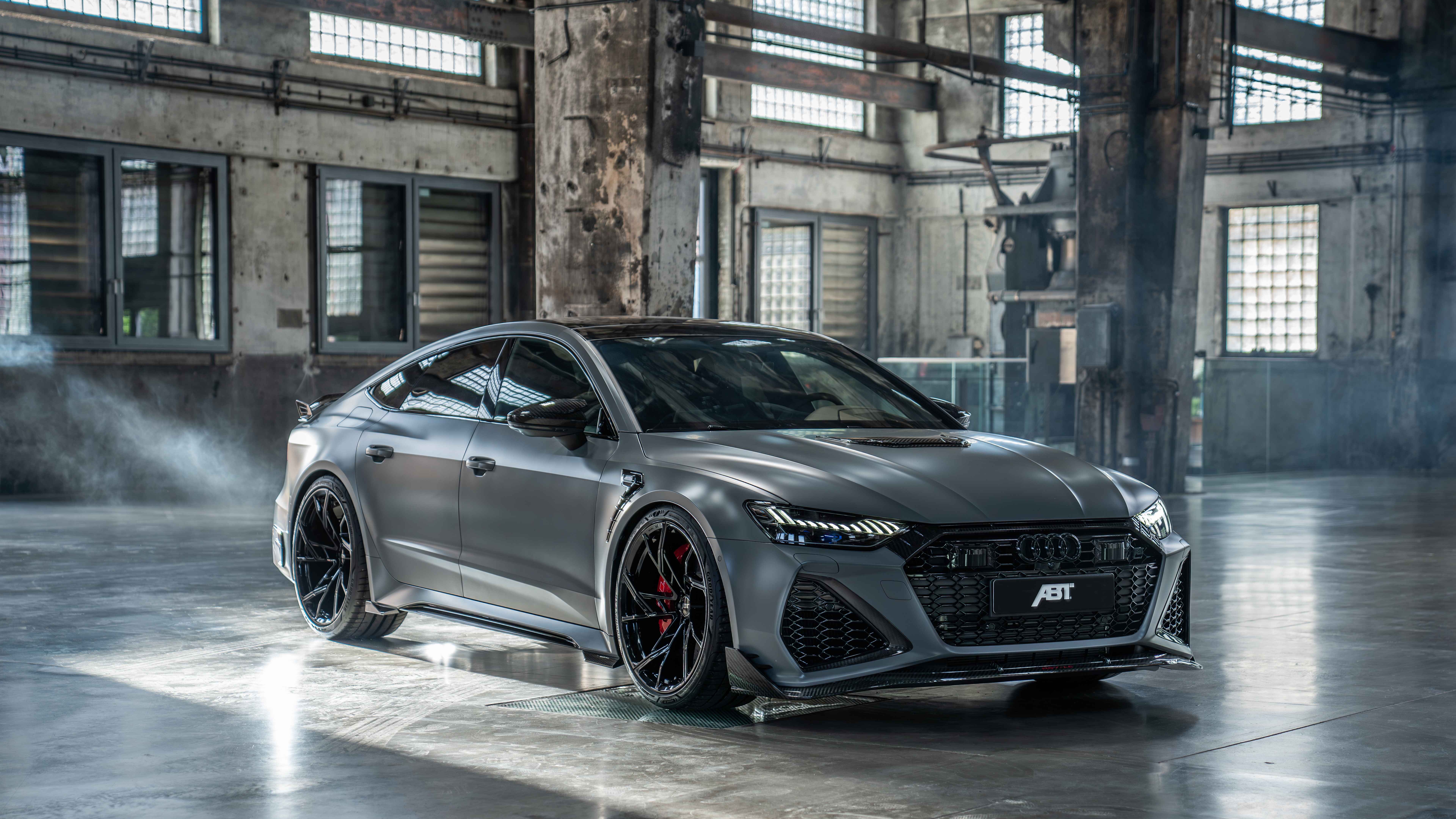 Une Audi RS7, berline haute performance, dotée d’une carrosserie élégante et métallique, ainsi que d’une calandre avant au design audacieux.