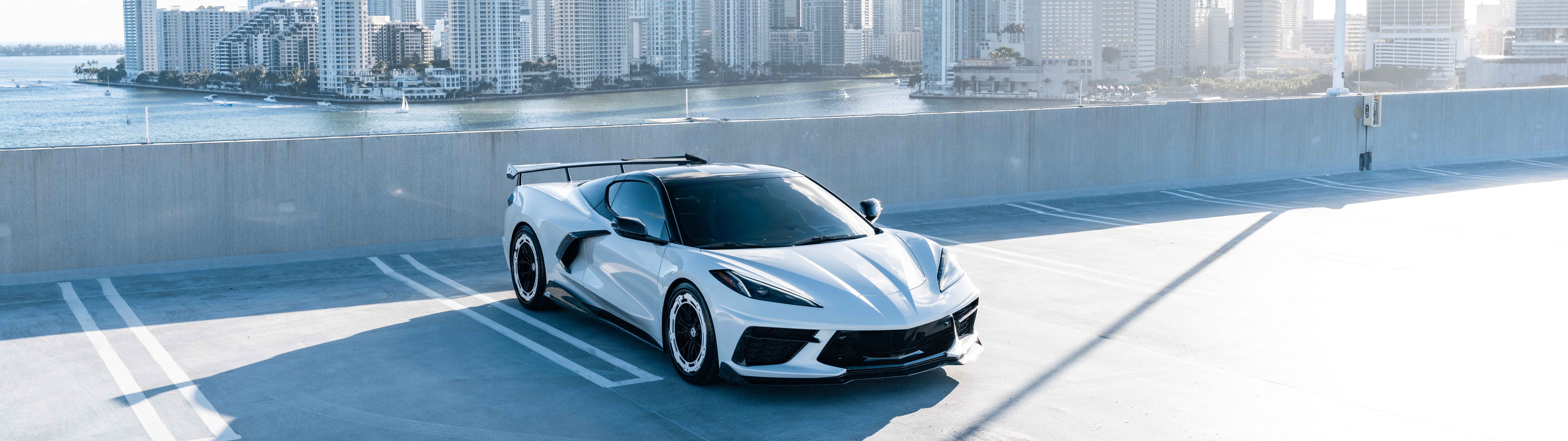 Une voiture de sport Chevrolet Corvette C8 haute performance, dotée d’un design aérodynamique moderne.