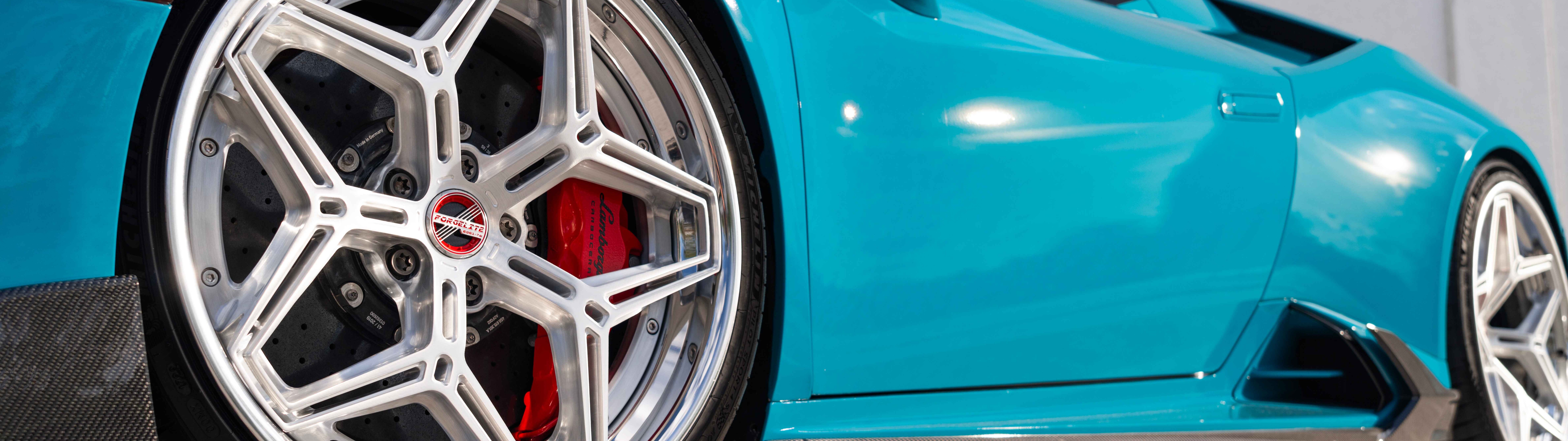 Une vue détaillée d’une Lamborghini Huracan Evo, mettant en valeur son design aérodynamique et moderne, typique des supercars.