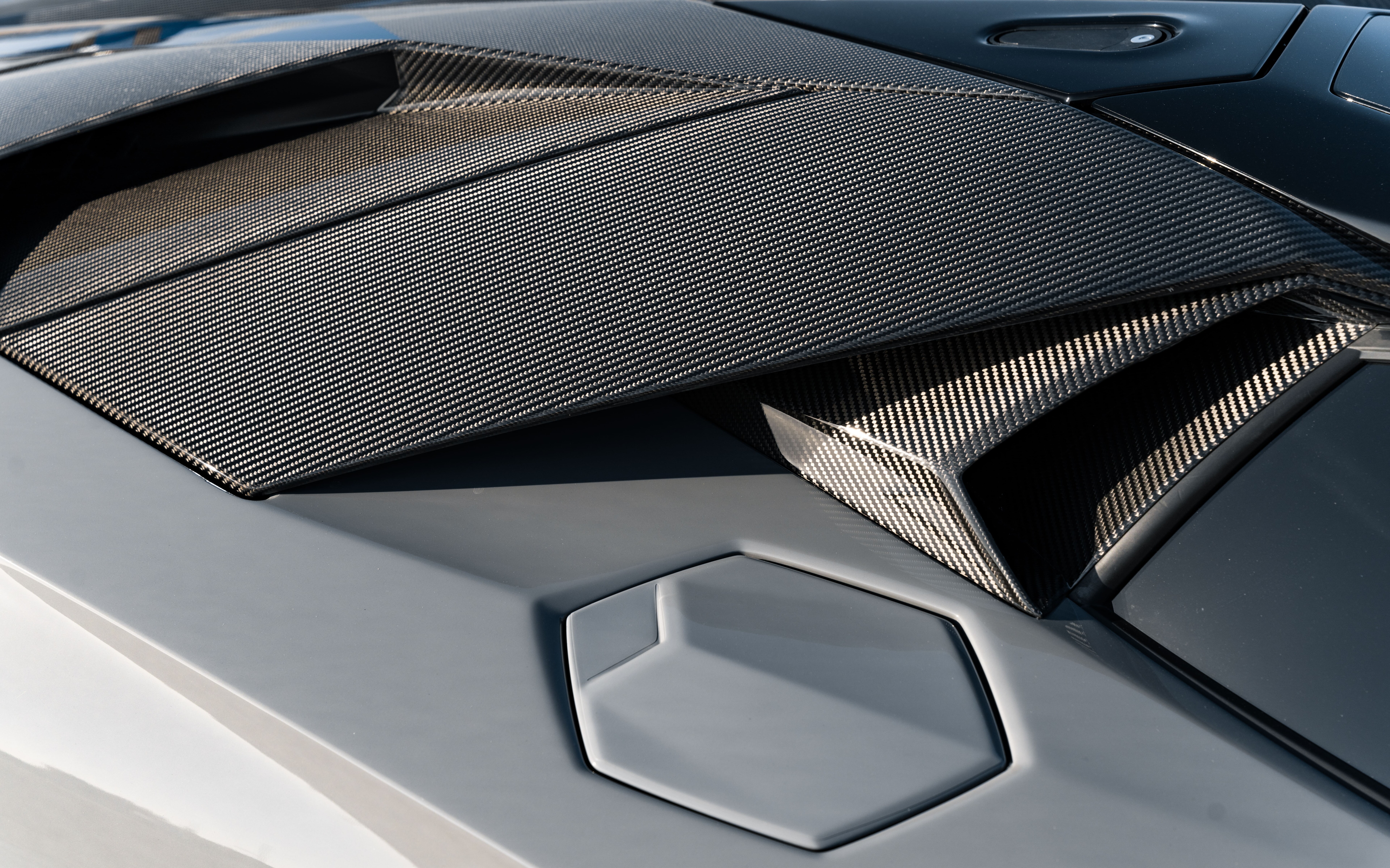 Une voiture de sport Lamborghini Huracán haute performance, dotée de lignes aérodynamiques élégantes et d’une allure imposante.