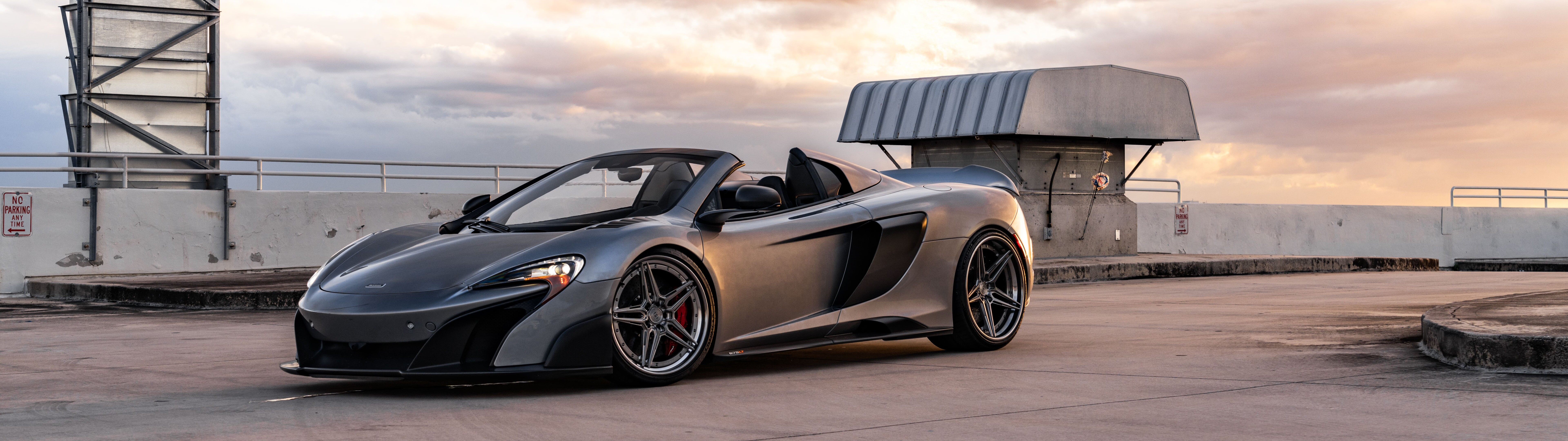 Une magnifique supercar McLaren, au design élégant et aérodynamique, immortalisée dans une photographie aux détails saisissants.