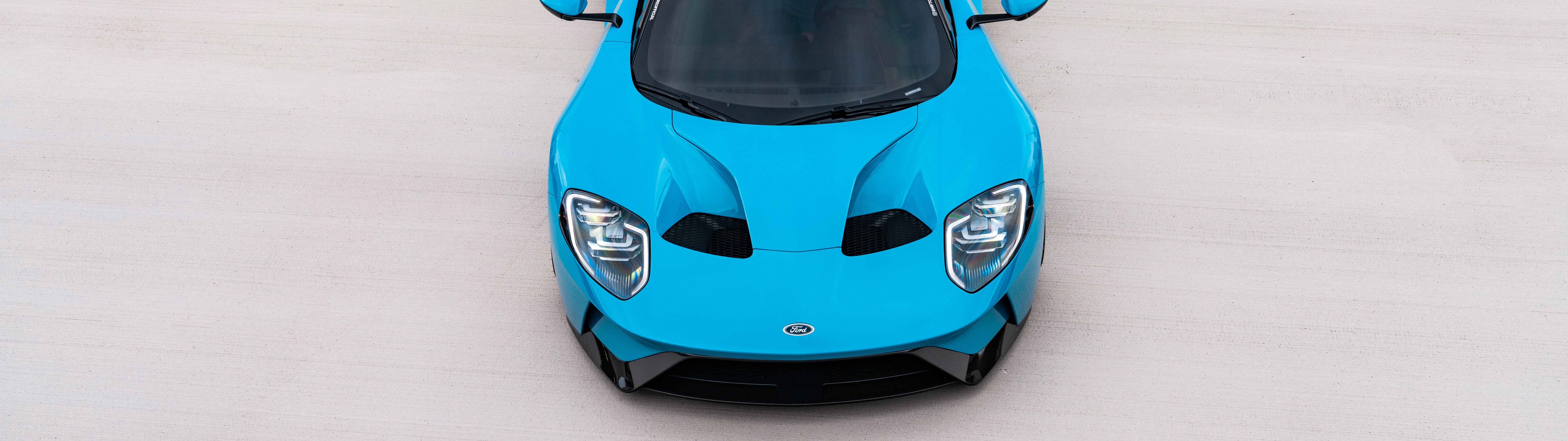 Une Ford GT, supercar élégante et performante, dotée d’un design aérodynamique et d’une finition soignée.
