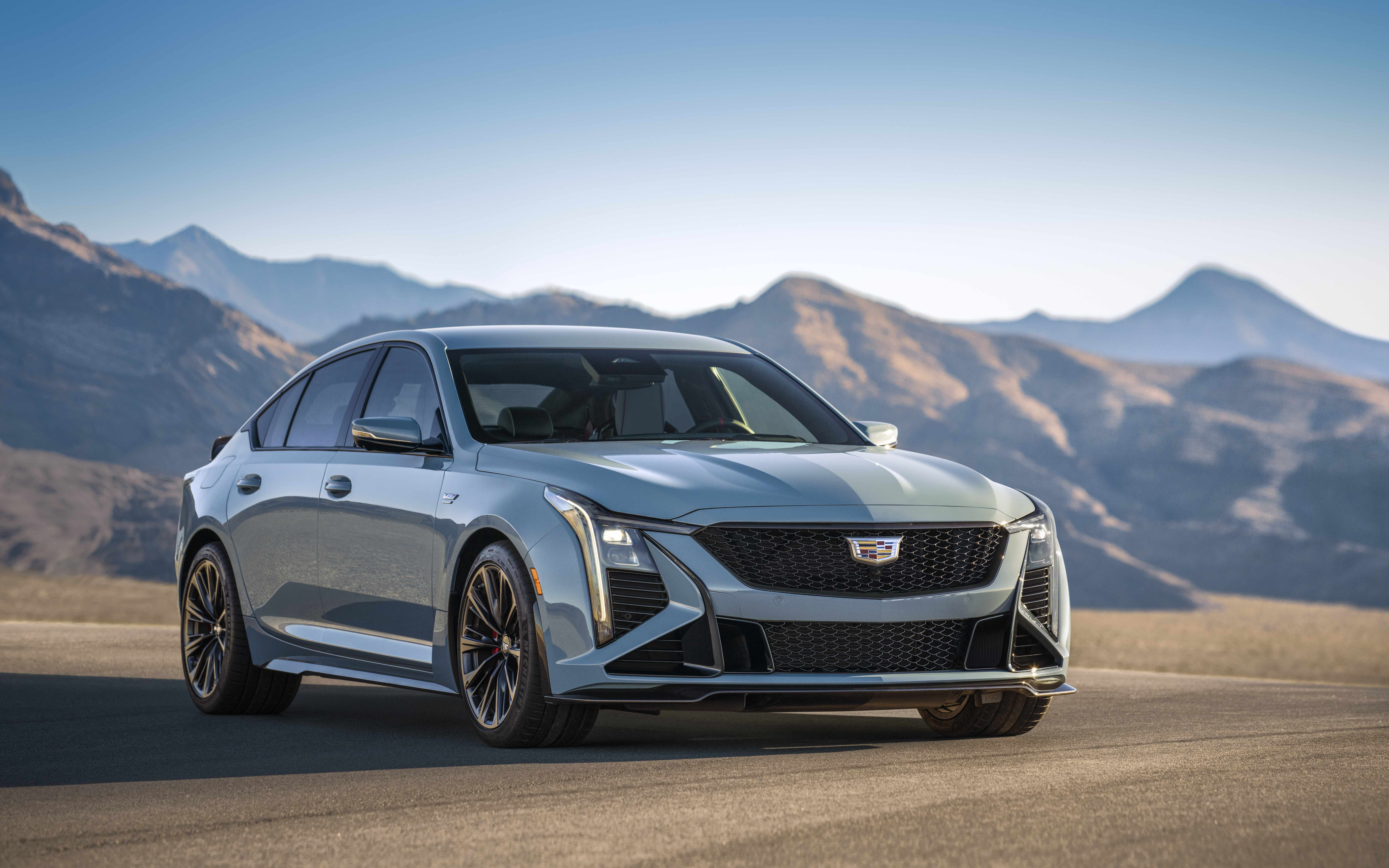 Une vue détaillée d’une berline Cadillac CT5-V Blackwing, mettant en évidence sa calandre moderne, ses phares et son design luxueux.