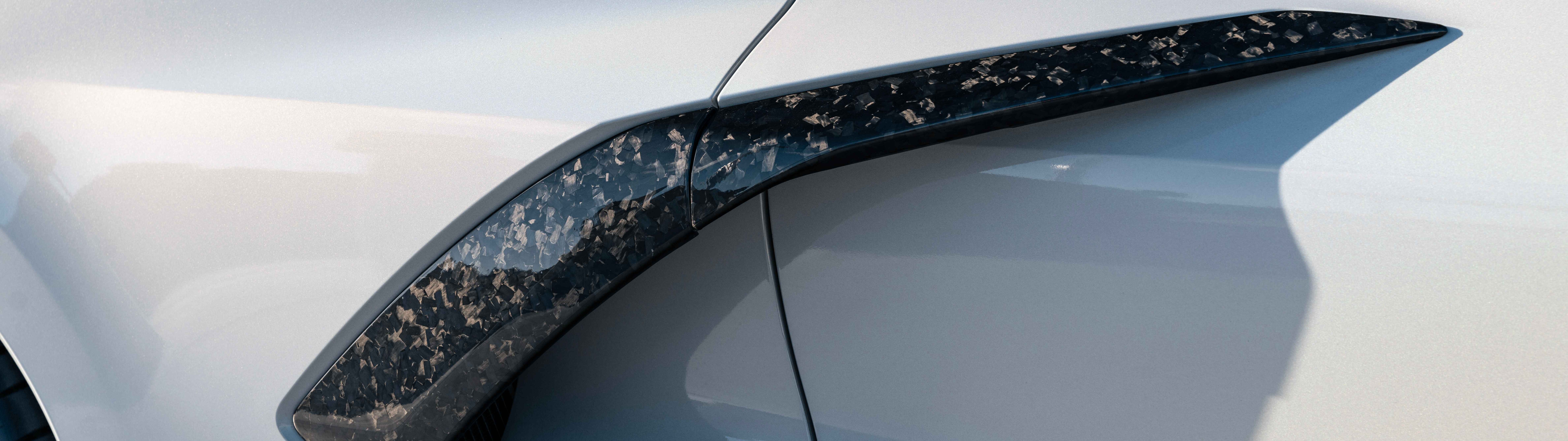 Une voiture de sport Chevrolet Corvette C8 élégante et performante, qui met en valeur son design aérodynamique.