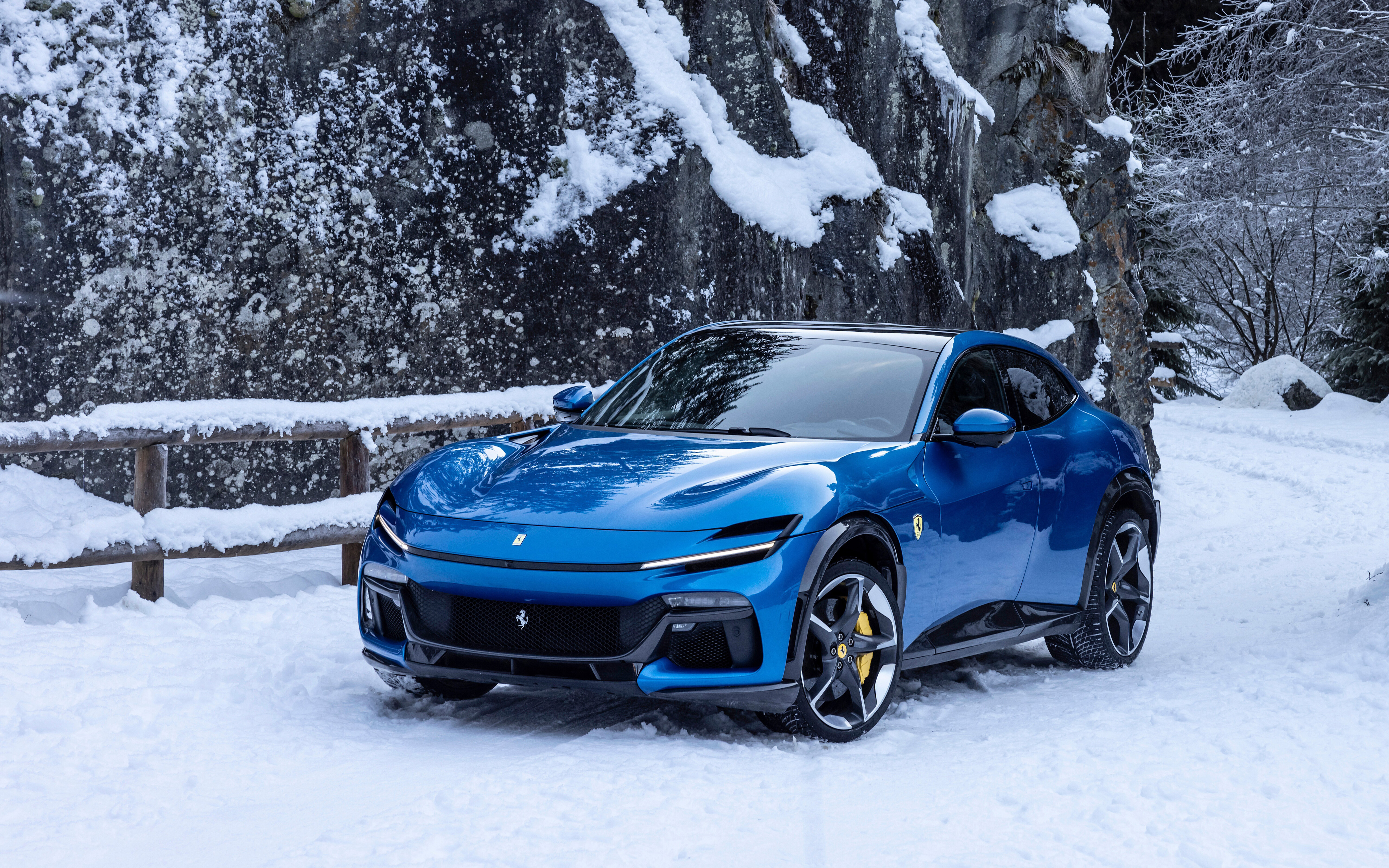 Un luxueux et performant SUV de la marque Ferrari, le Purosangue, au design élégant et à la couleur bleue éclatante.