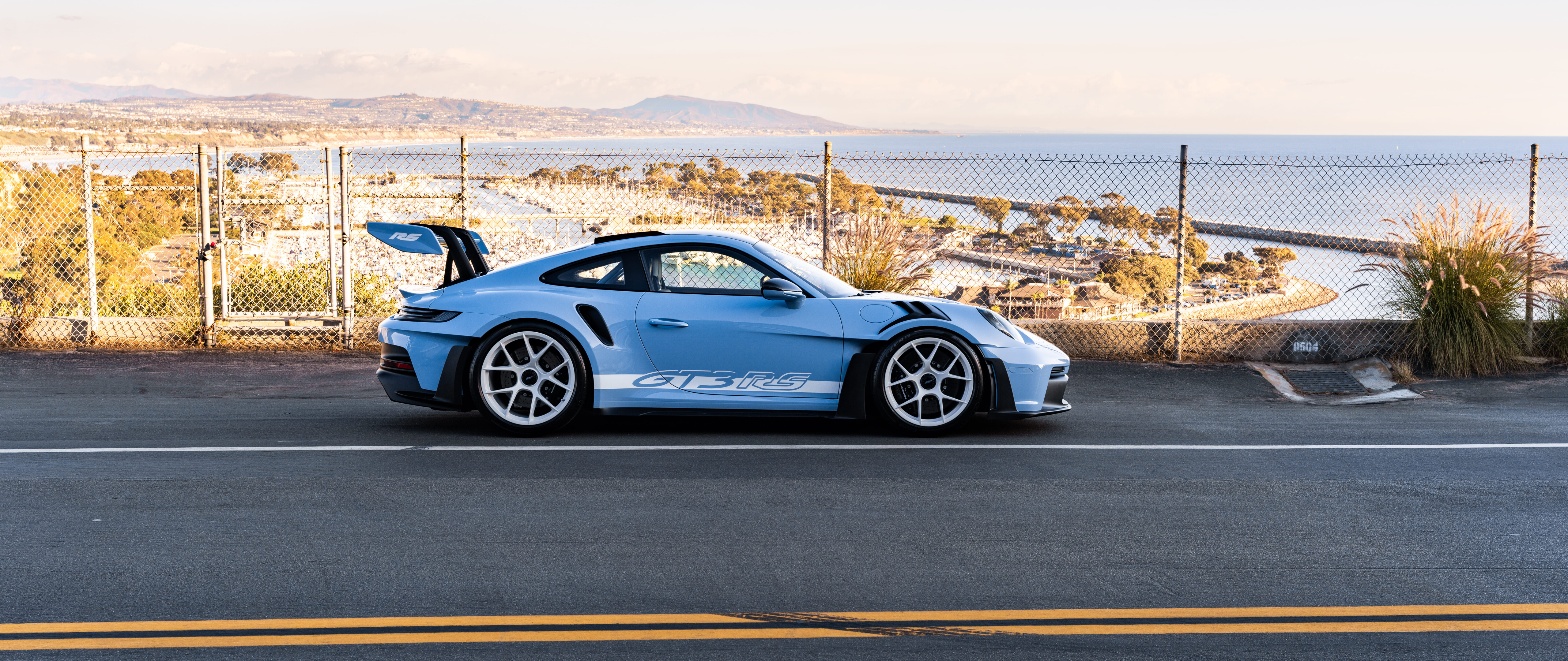 Une voiture de sport Porsche élégante et raffinée, dotée d’un design aérodynamique moderne.