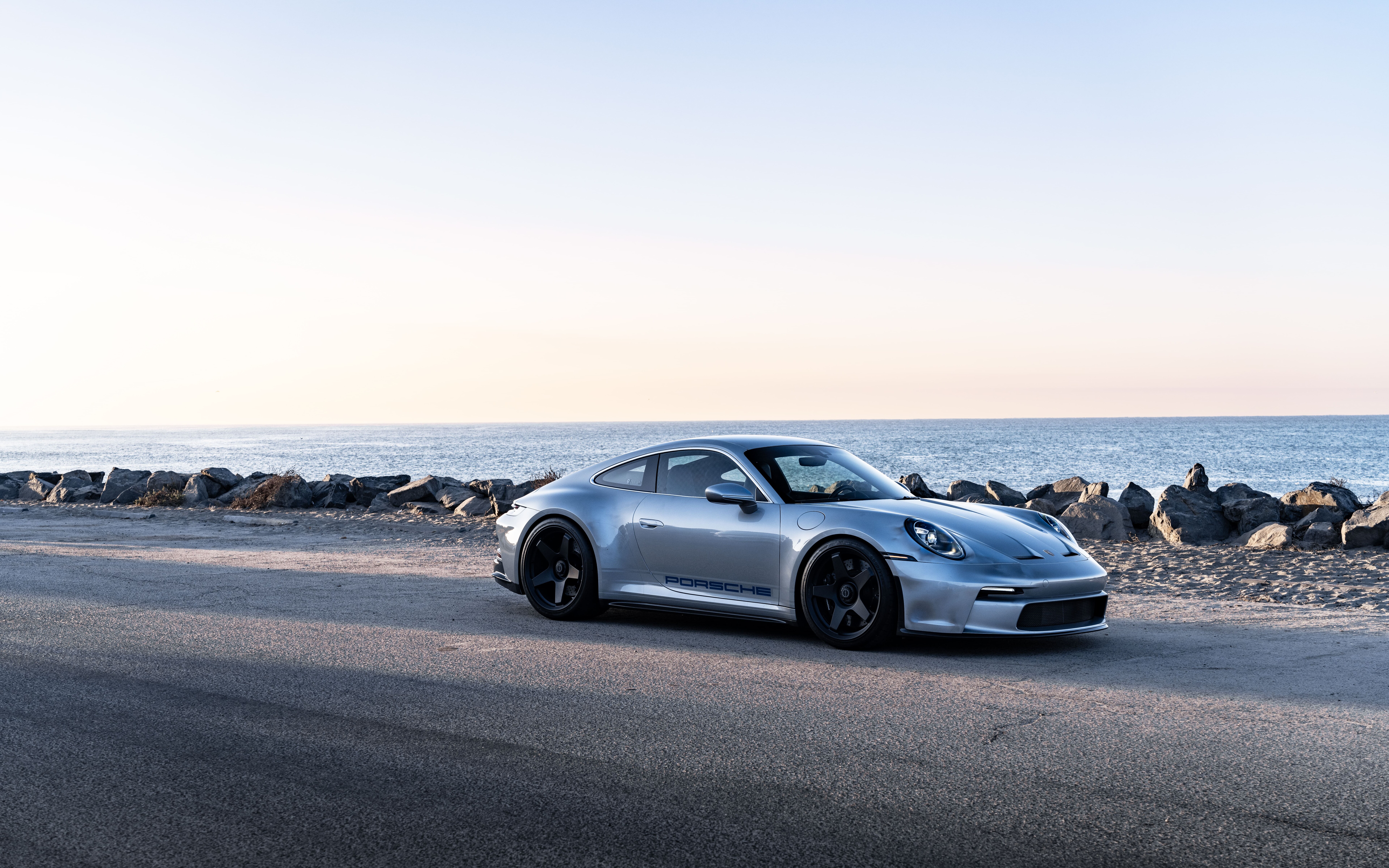 Une photographie en gros plan et en haute résolution d’une voiture de sport Porsche GT3 RS.