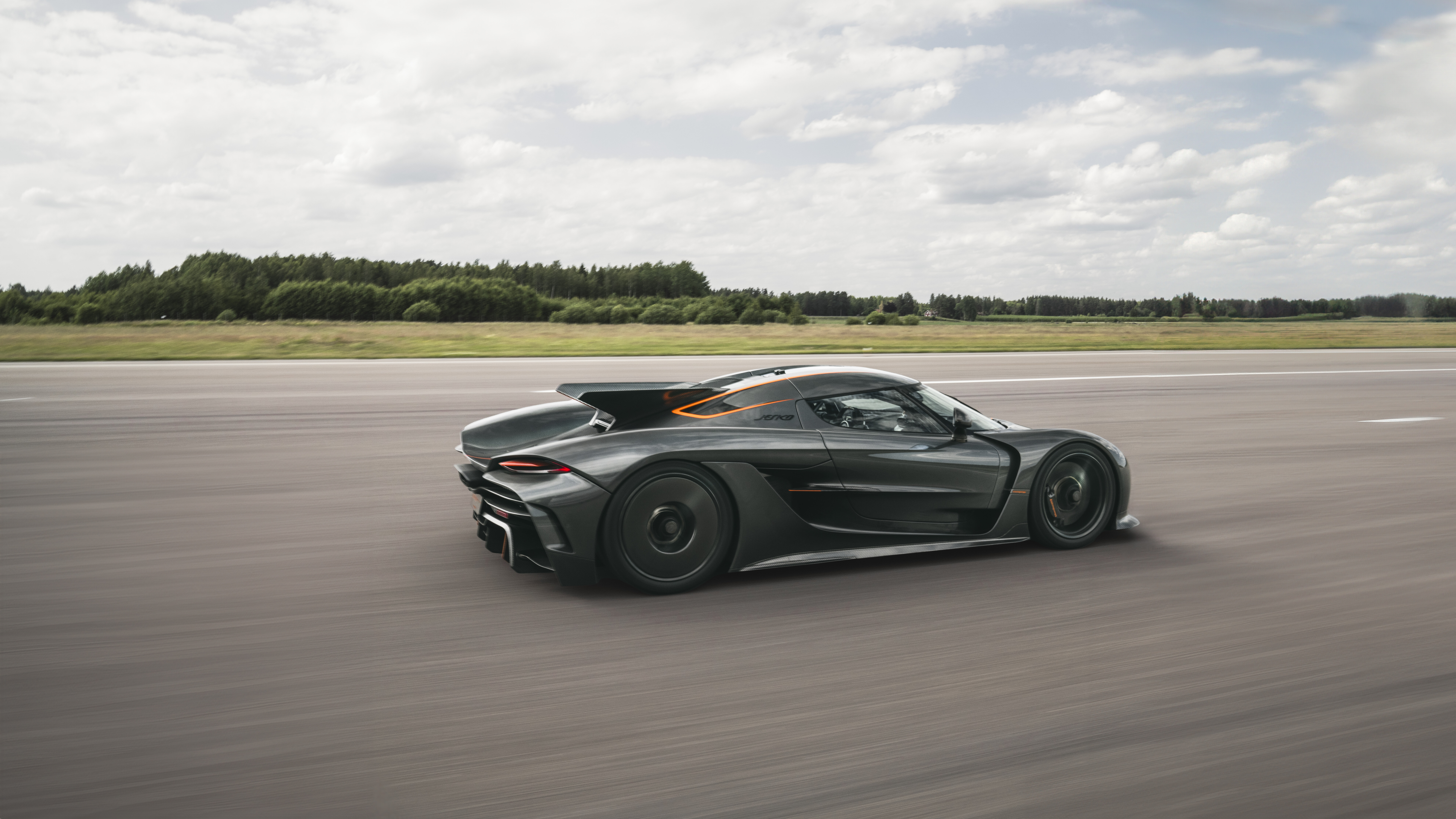 Une hypercar Koenigsegg Jesko Absolut haute performance, dotée d’une carrosserie aérodynamique élégante.