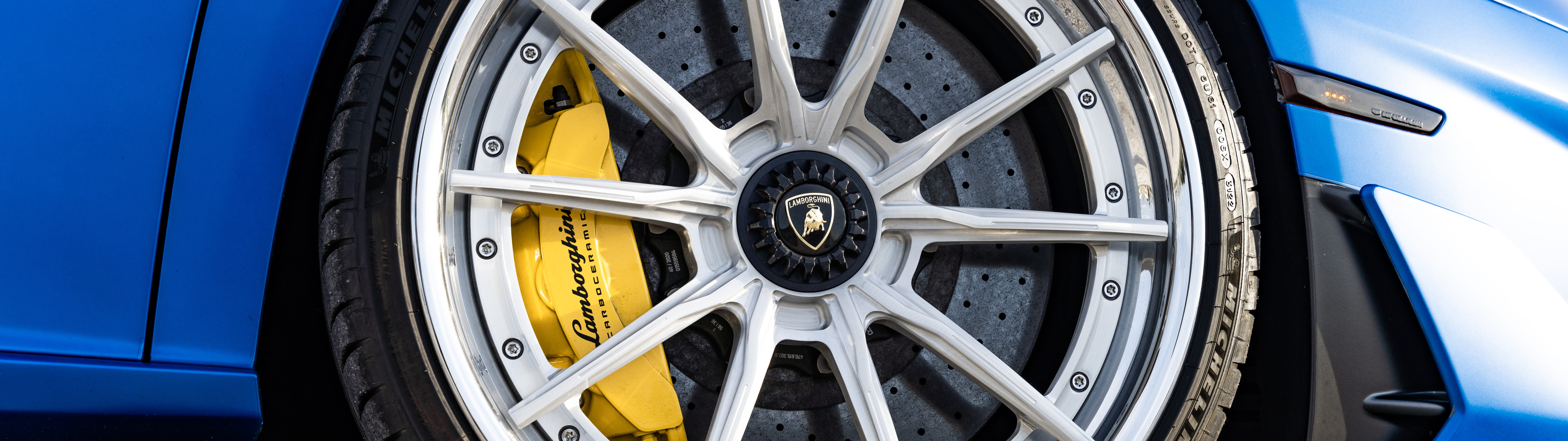 Une supercar Lamborghini Aventador SVJ haute performance, dotée de lignes élégantes et d’une aérodynamique agressive.