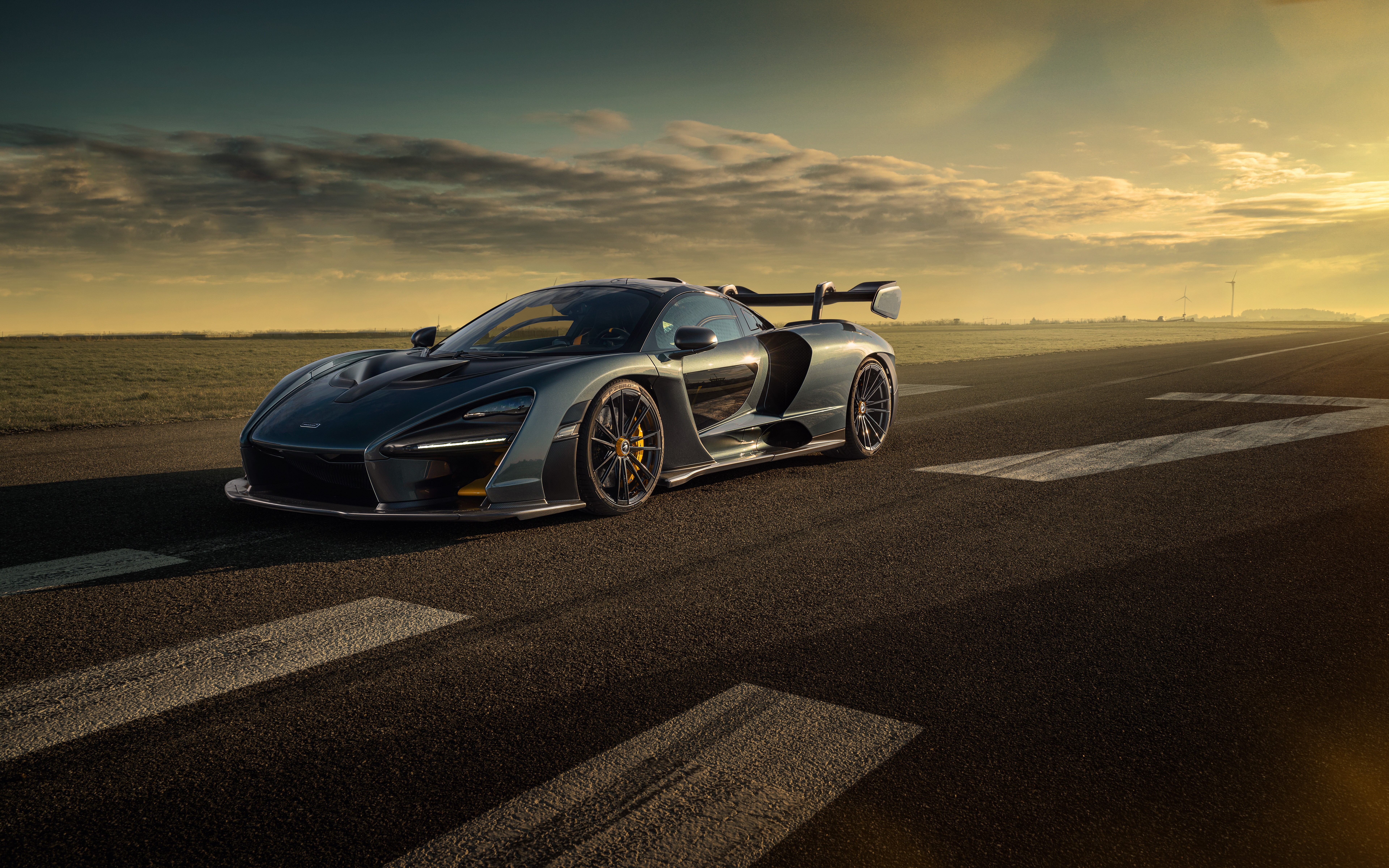 Une vue détaillée de la McLaren Senna, cette voiture de sport exceptionnelle, mettant en valeur sa carrosserie aérodynamique élégante et son design emblématique.