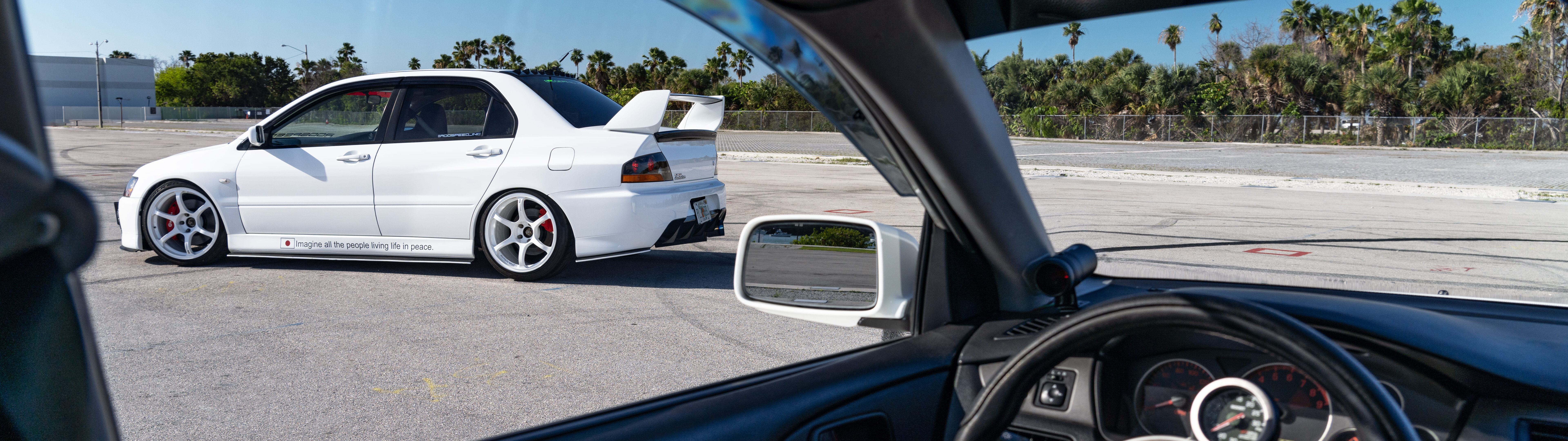 Une vue détaillée d’une voiture de sport Mitsubishi Lancer Evolution IX.