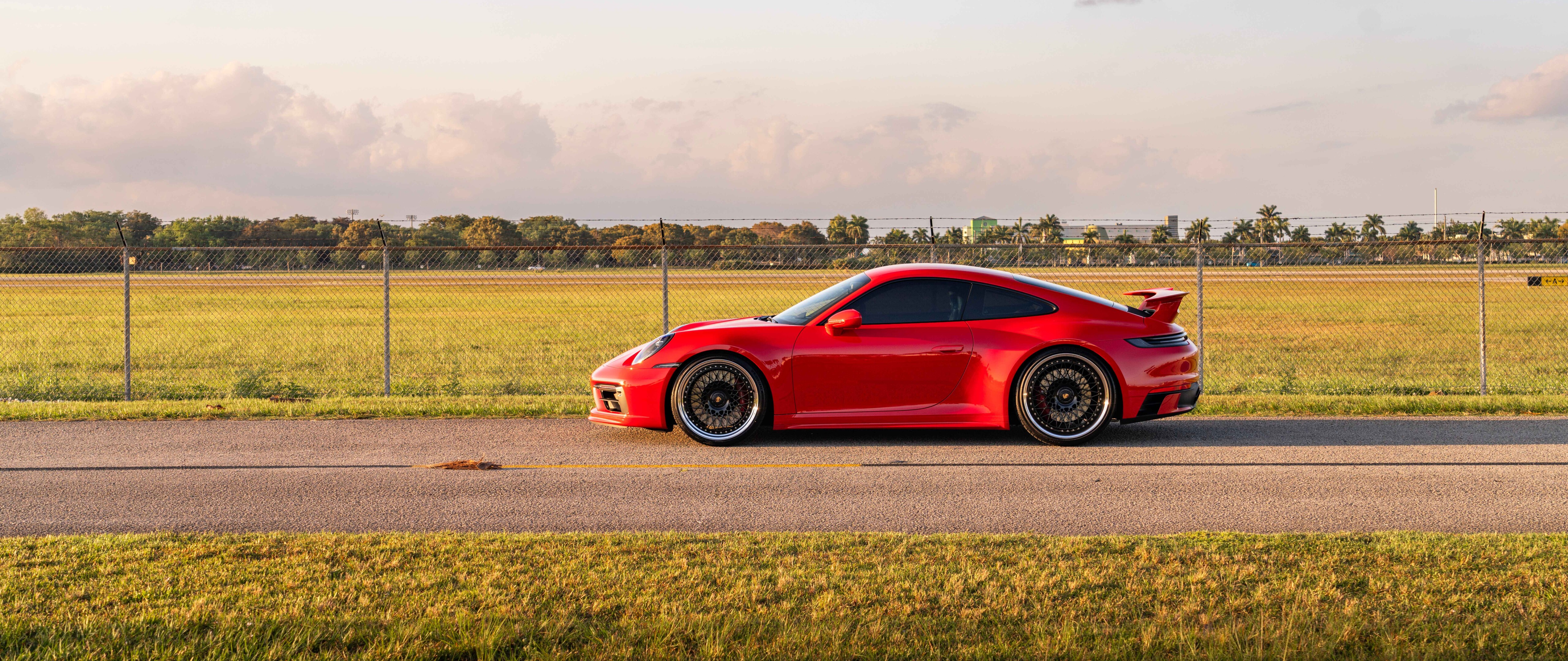 Une vue détaillée d’une Porsche 992 GTS, une voiture de sport élégante et puissante, mettant en valeur son design aérodynamique moderne.