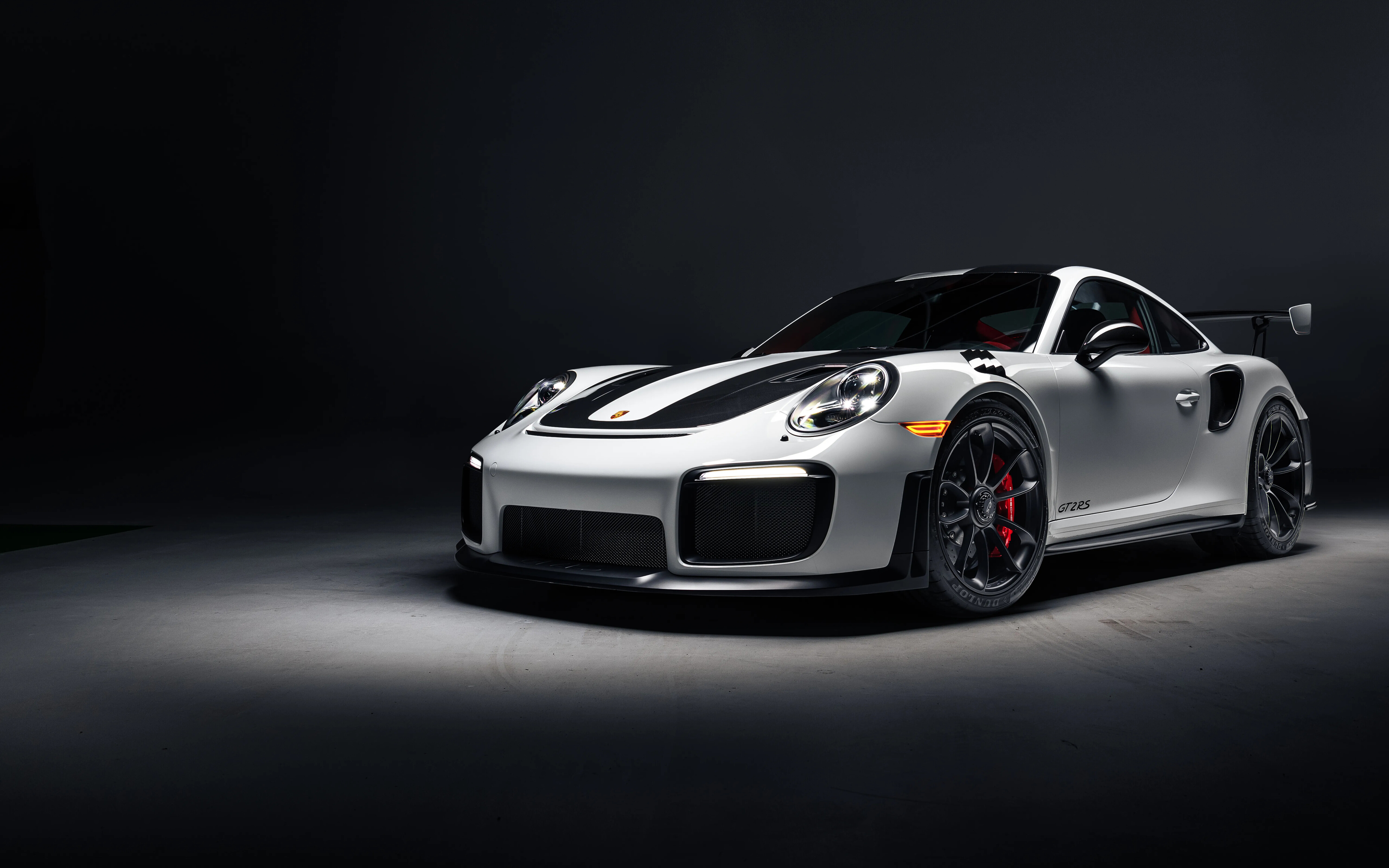 Une Porsche 911 GT2 RS Weissach, voiture de sport haute performance, dotée d’une carrosserie au design aérodynamique audacieux.