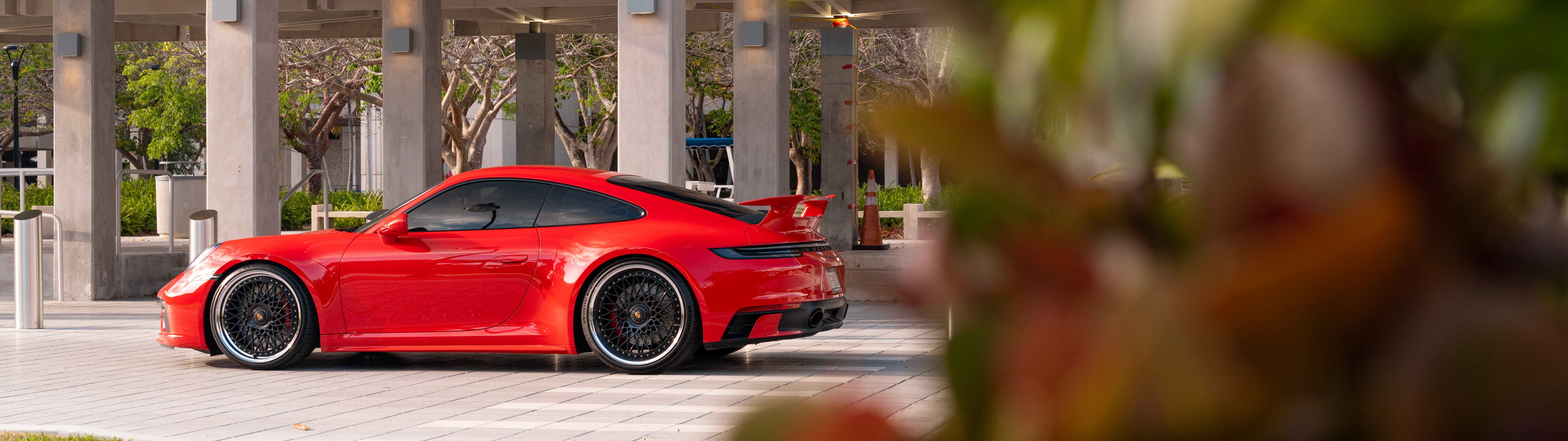 Une Porsche 992 GTS, voiture de sport au design moderne et élégant, dotée d’une carrosserie aérodynamique et d’une allure agressive.