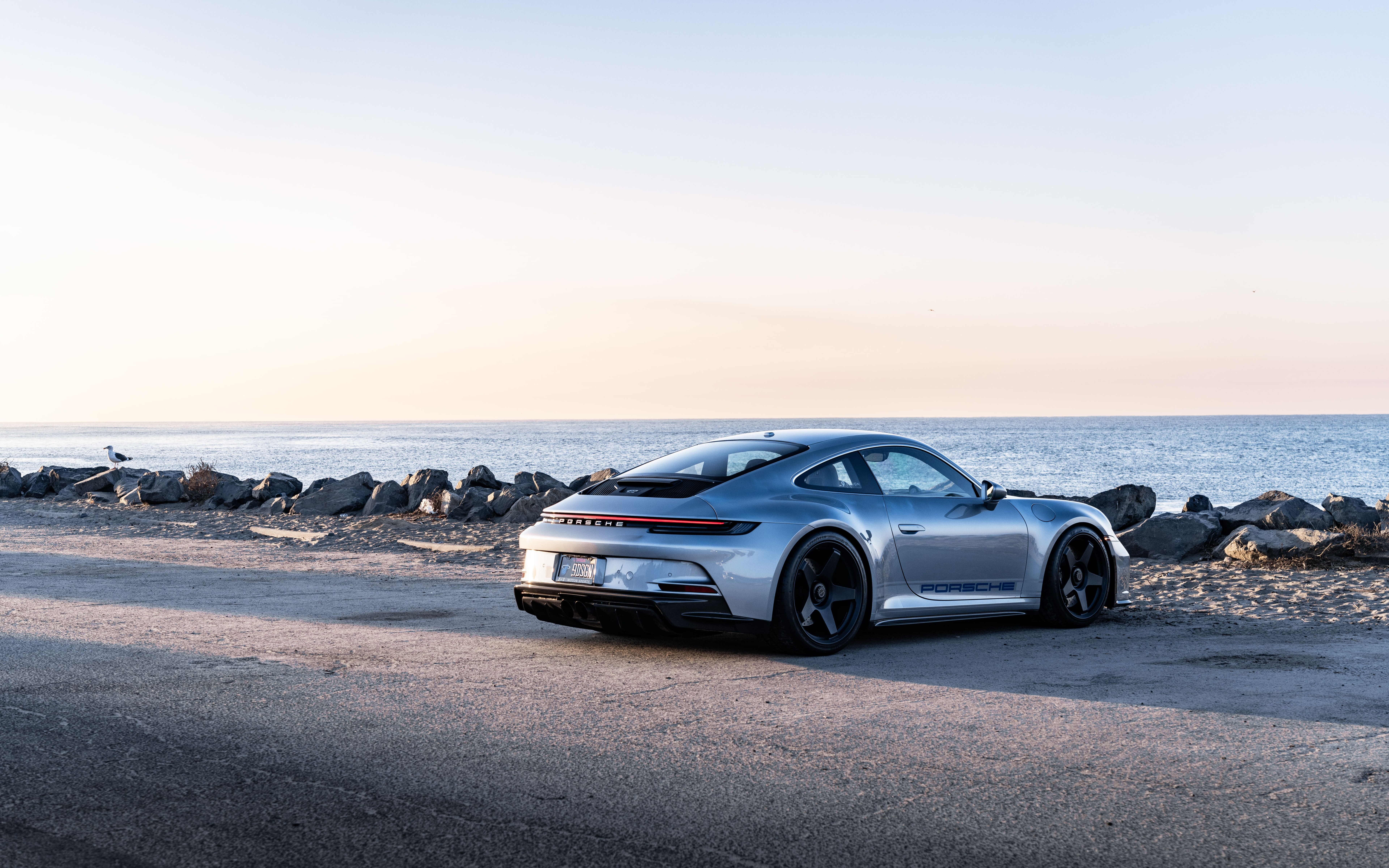 Une voiture de sport Porsche GT3 RS haute performance, dotée d’une carrosserie au design aérodynamique.