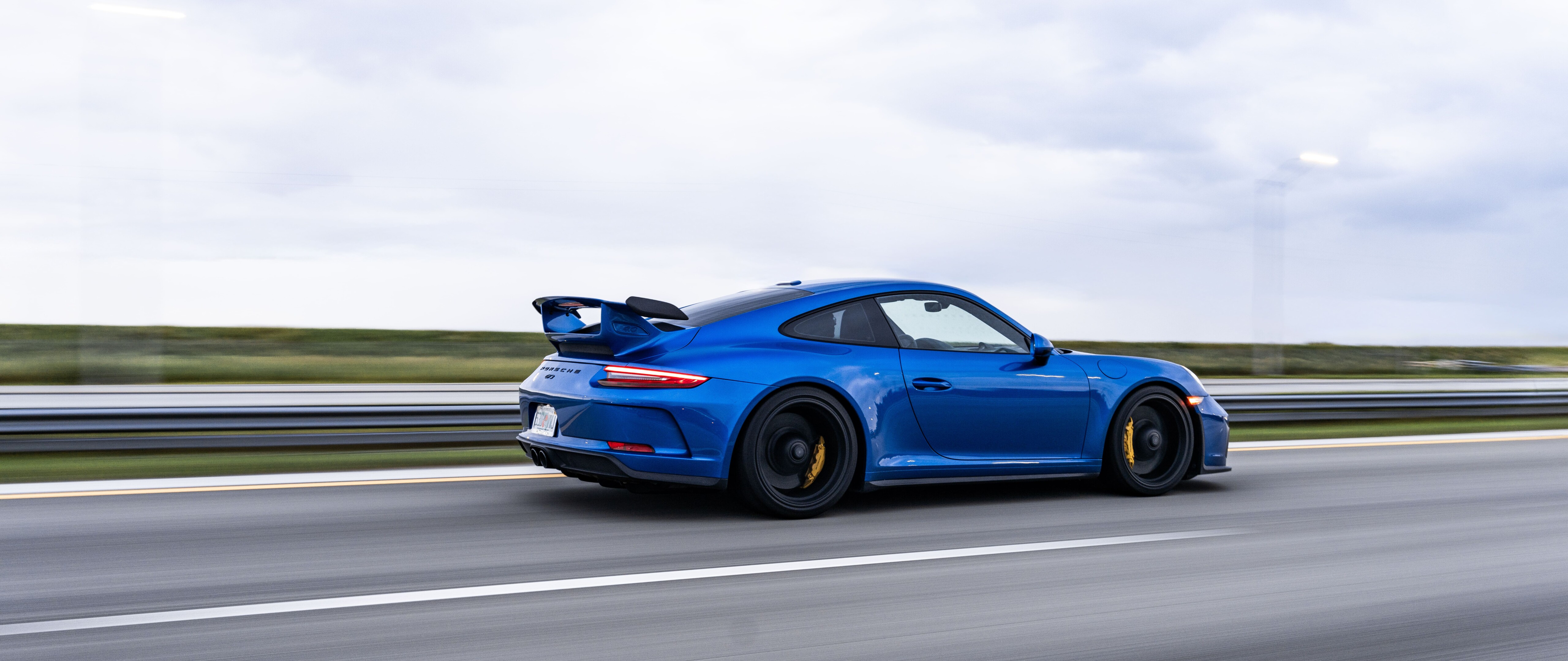 Une voiture de sport Porsche GT3 RS haute performance, dotée d’éléments aérodynamiques conçus pour la course.