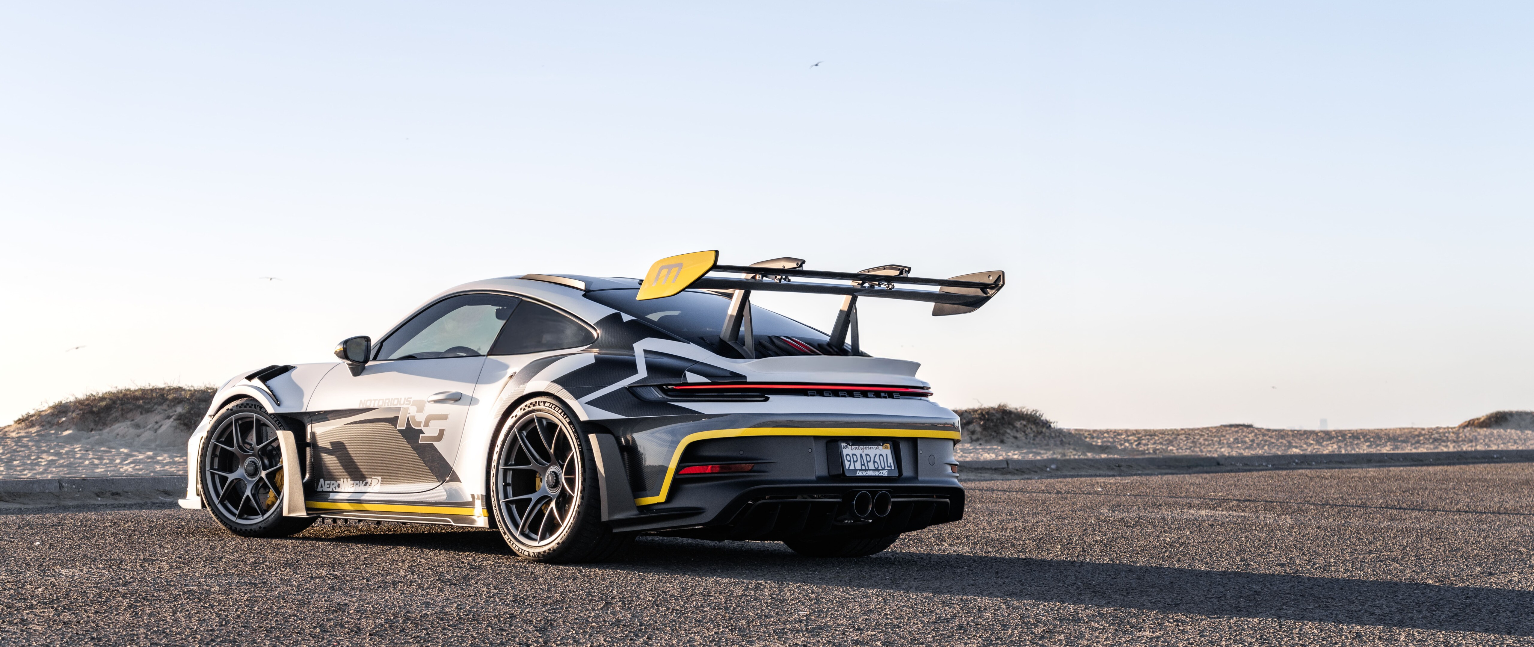 Une voiture de sport Porsche GT3 RS élégante et performante, dotée d’éléments aérodynamiques de haute qualité.
