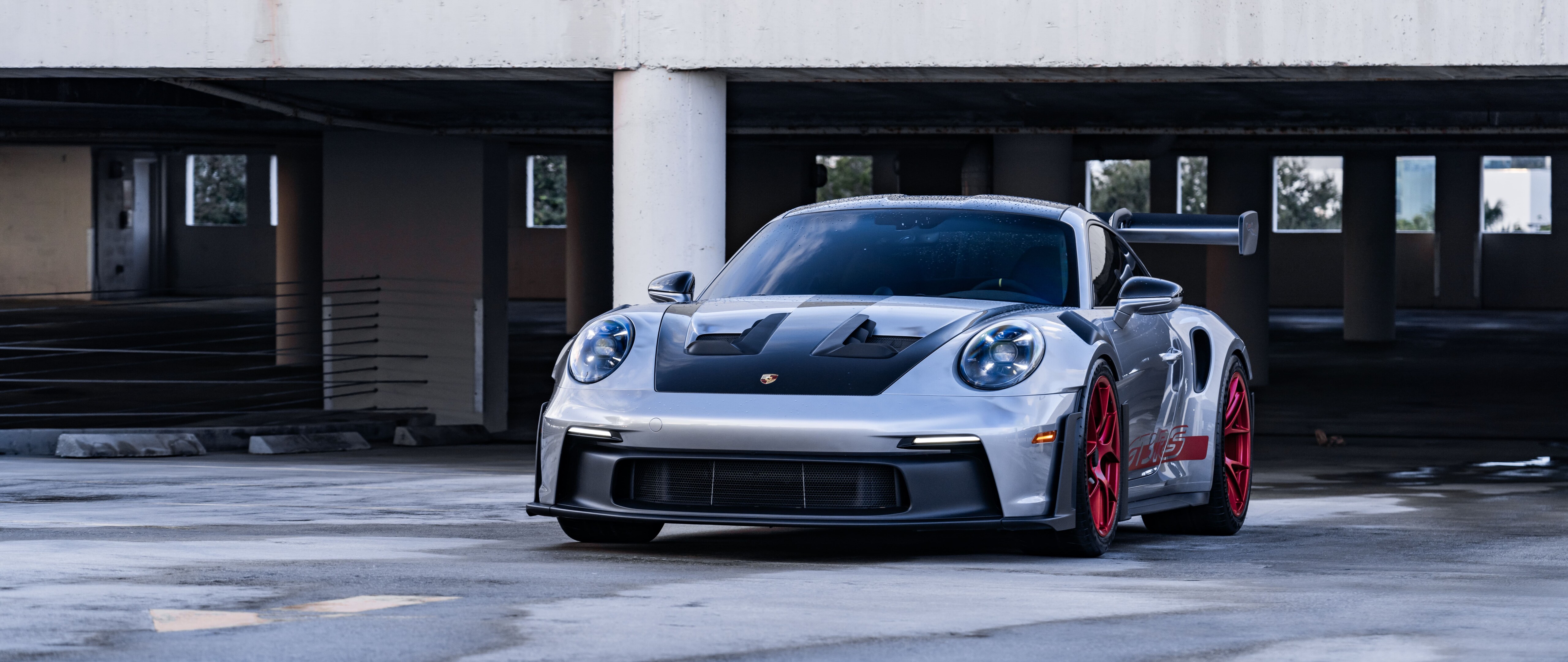 Une Porsche GT3 RS élégante et performante, mettant en valeur ses lignes aérodynamiques et son design emblématique.