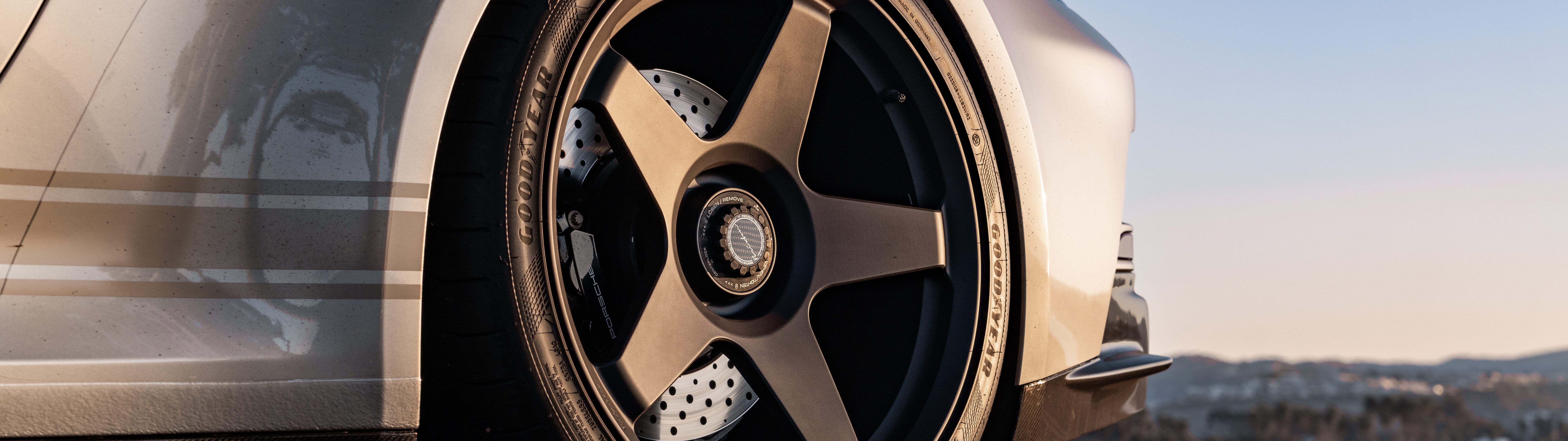 Une voiture de sport Porsche GT3 RS haute performance, dotée d’une carrosserie au design aérodynamique audacieux.