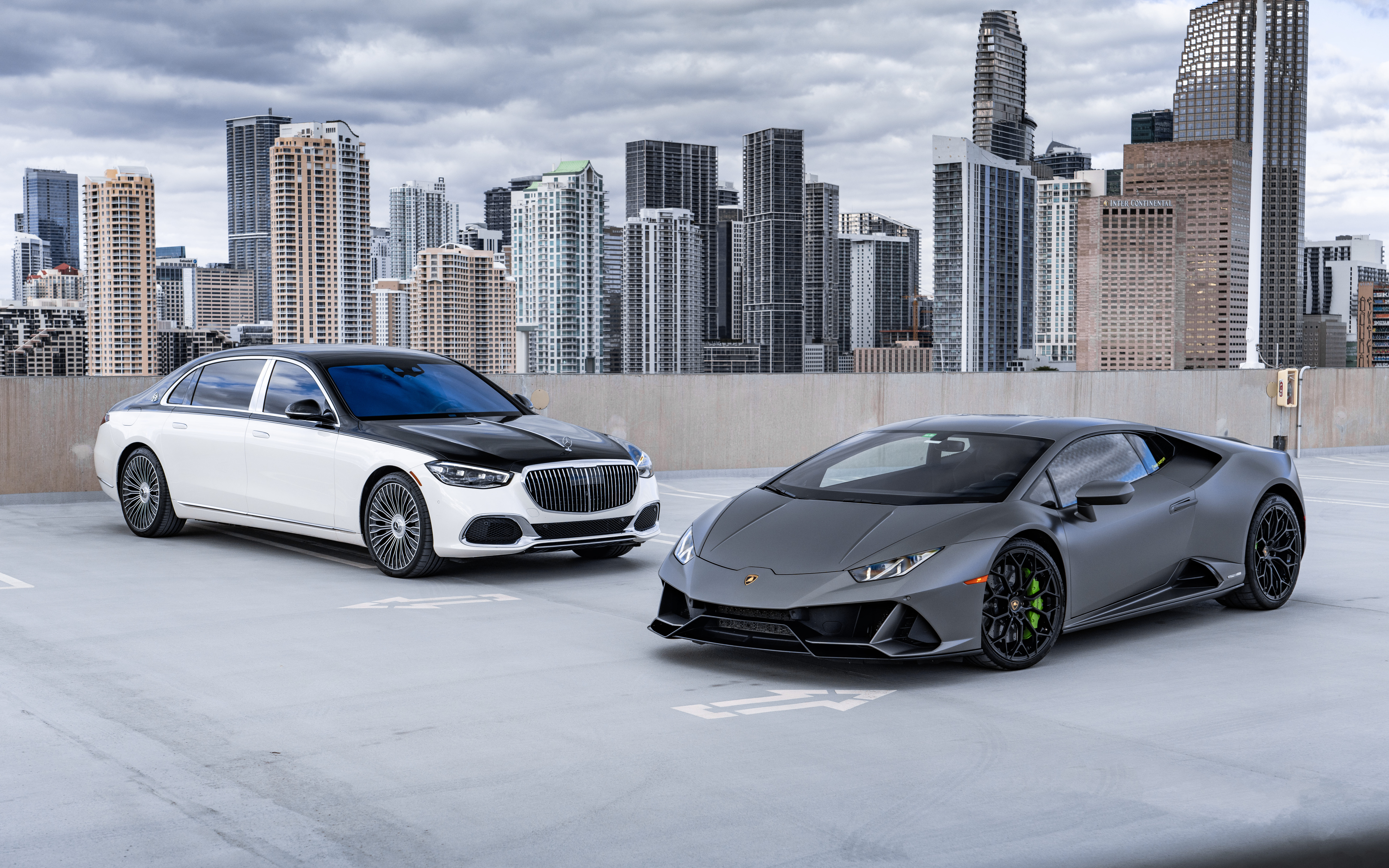 Une vue détaillée d’une luxueuse Lamborghini Huracan, mettant en valeur son design aérodynamique et ses lignes élégantes.